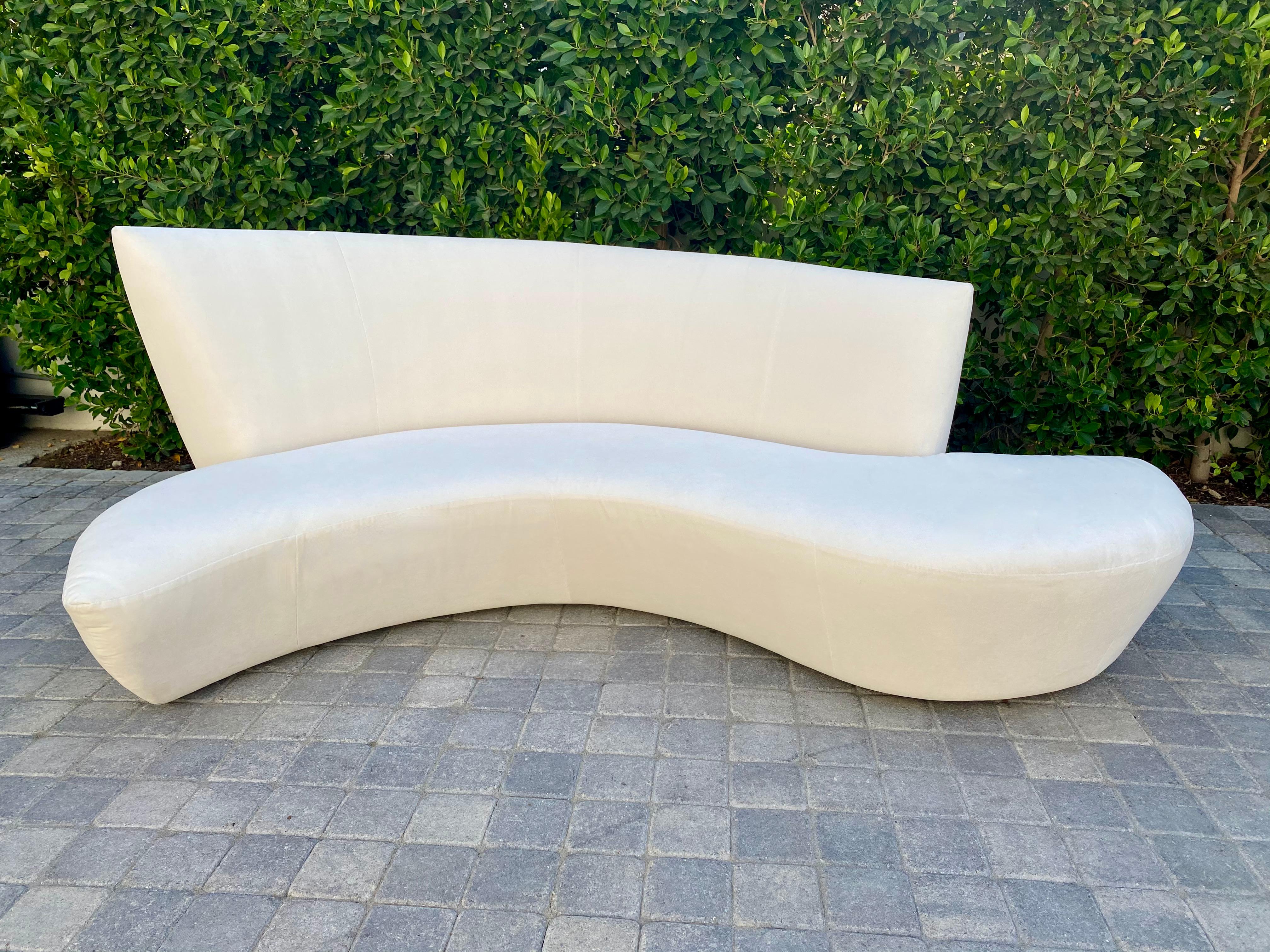 Midcentury Vladimir Kagan Bilboa Curved Sofa in Ivory Velvet In Excellent Condition For Sale In West Hollywood, CA