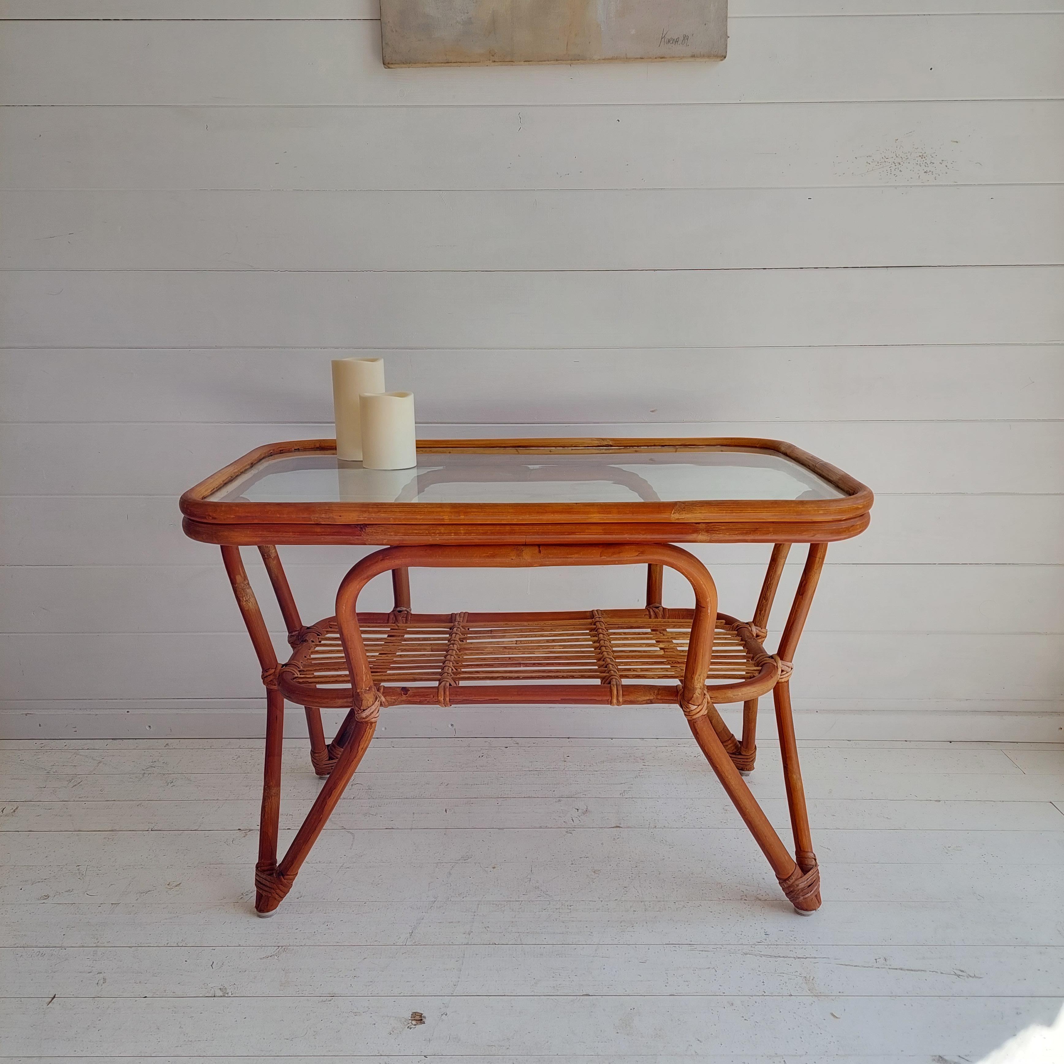 Very nice and elegant Bambo coffee table.
Manufactured under influence of Rohe Noordwolde Holland. 1950s.
Gorgeous design.

A versatile piece that will stand out in your living room.
Bohemian look
A trendy bamboo piece to place besides your