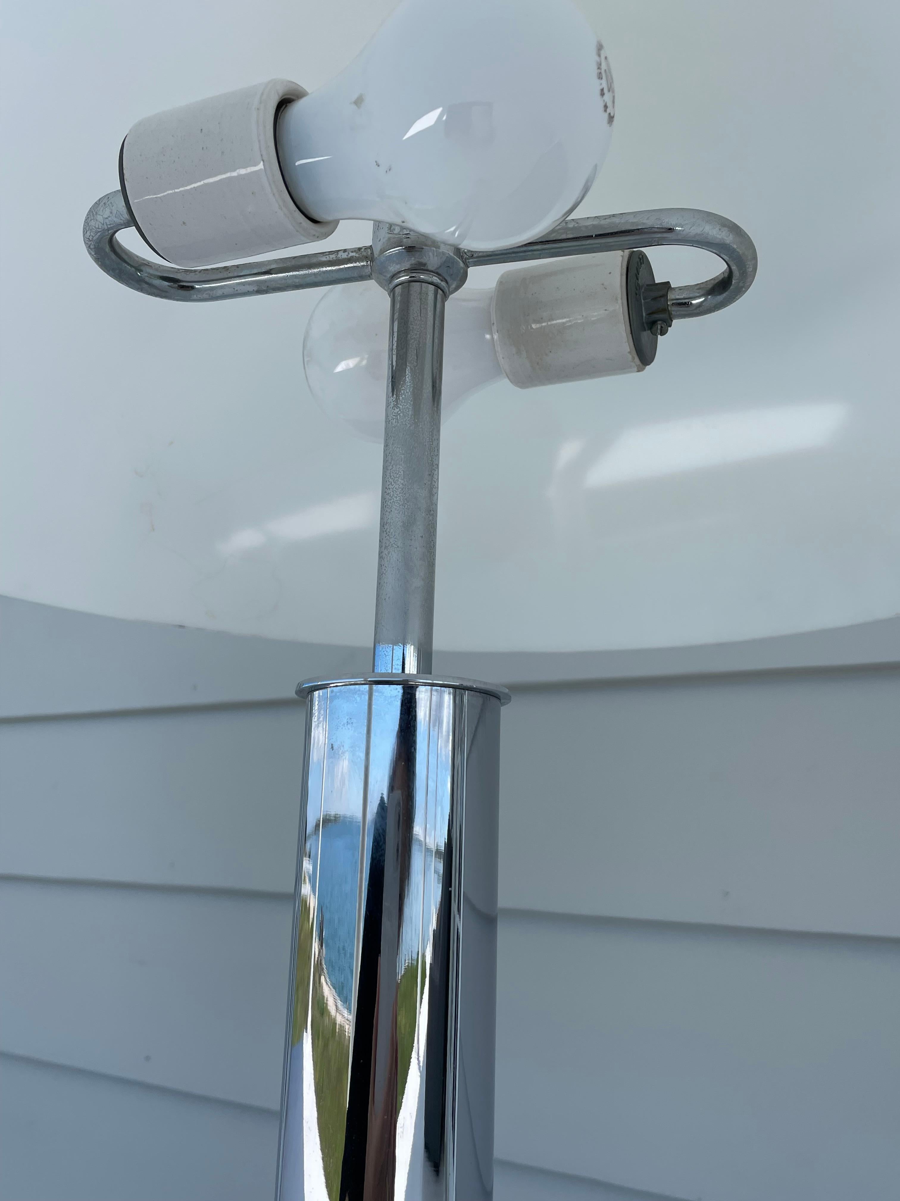 Mid Century Von Nessen Tischlampe aus Chrom mit weißem Kuppelschirm aus Acryl im Angebot 4