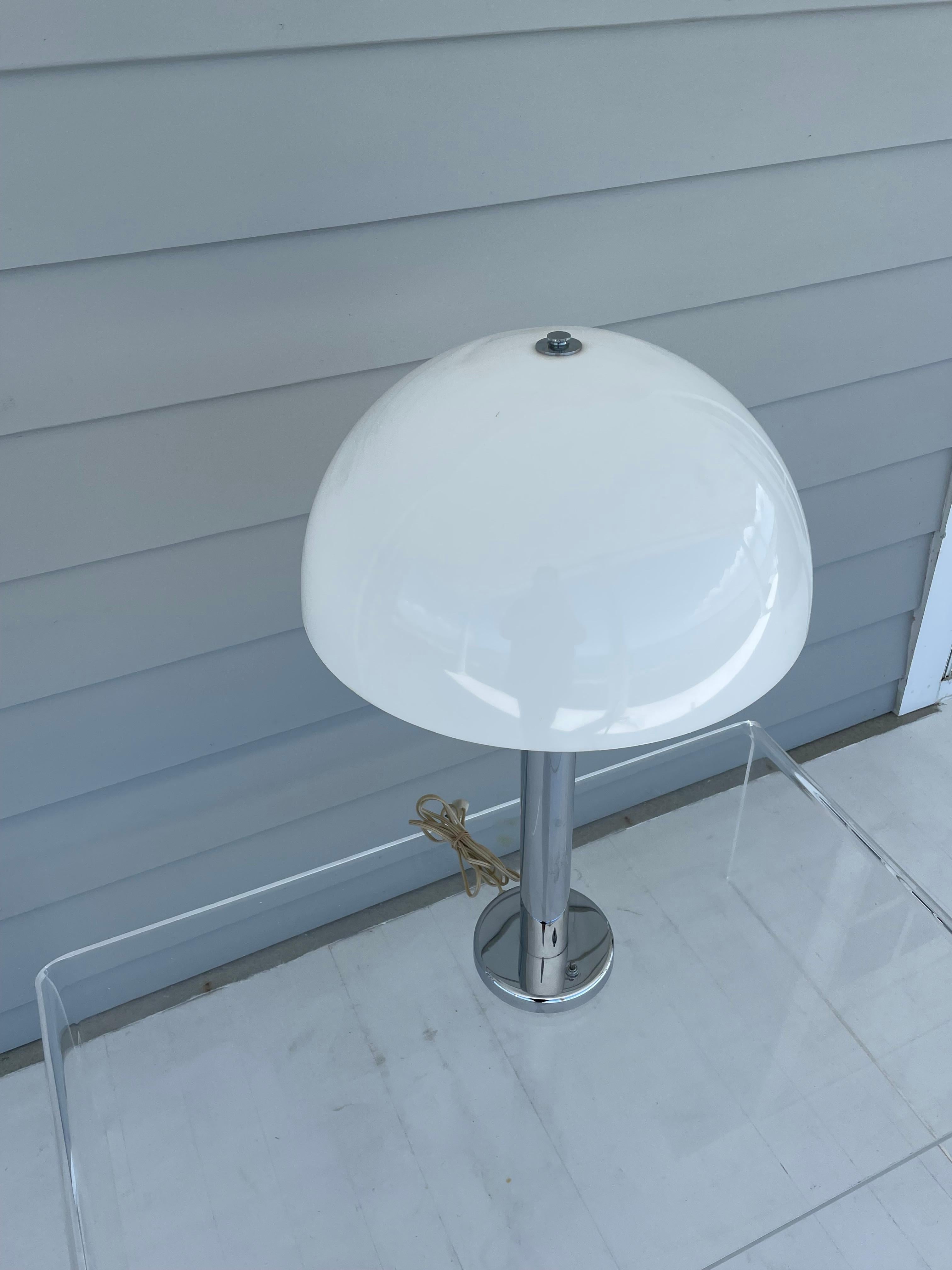 Mid Century Von Nessen Tischlampe aus Chrom mit weißem Kuppelschirm aus Acryl im Angebot 5