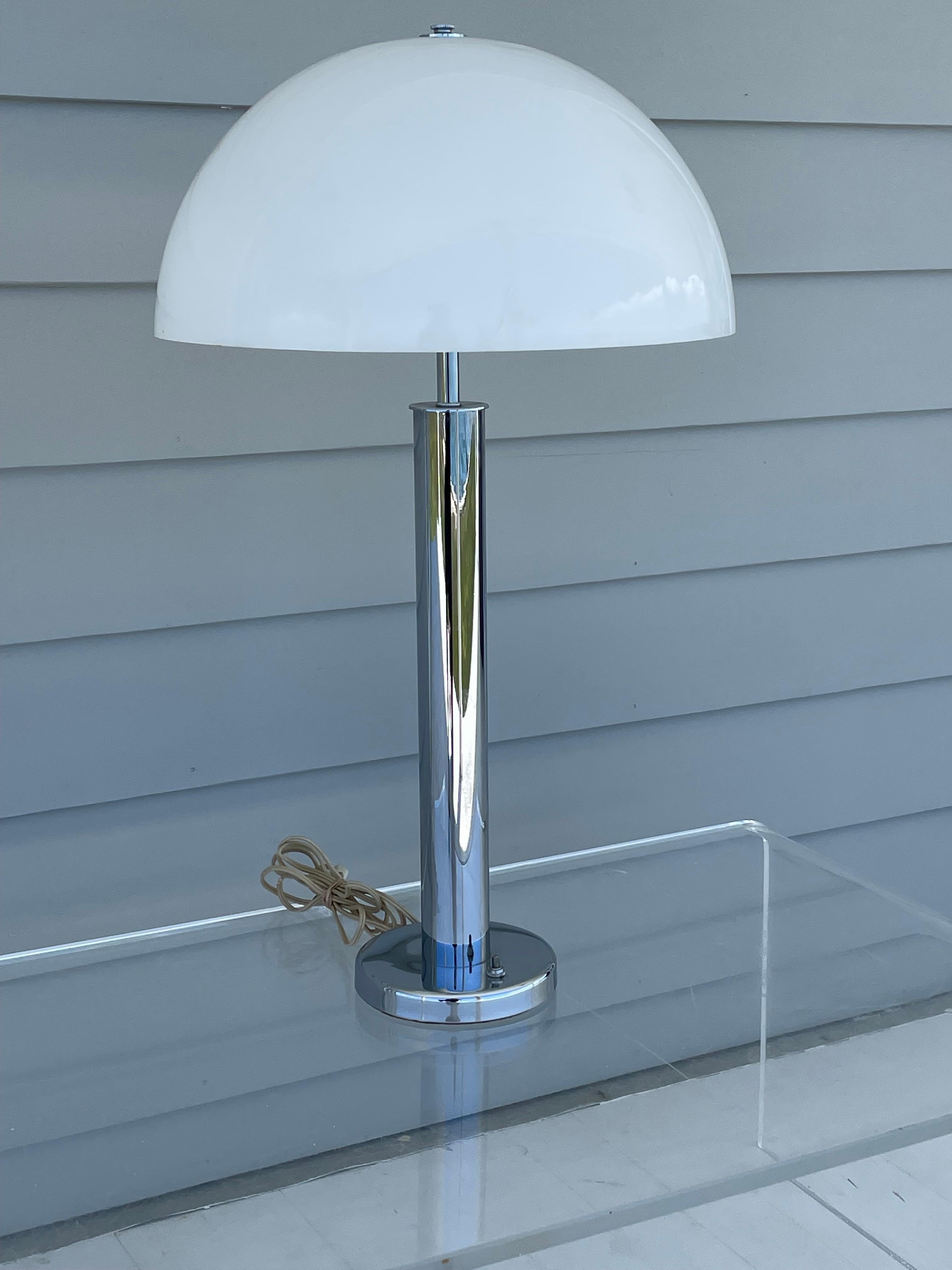 Mid Century Von Nessen Tischlampe aus Chrom mit weißem Kuppelschirm aus Acryl im Angebot 6