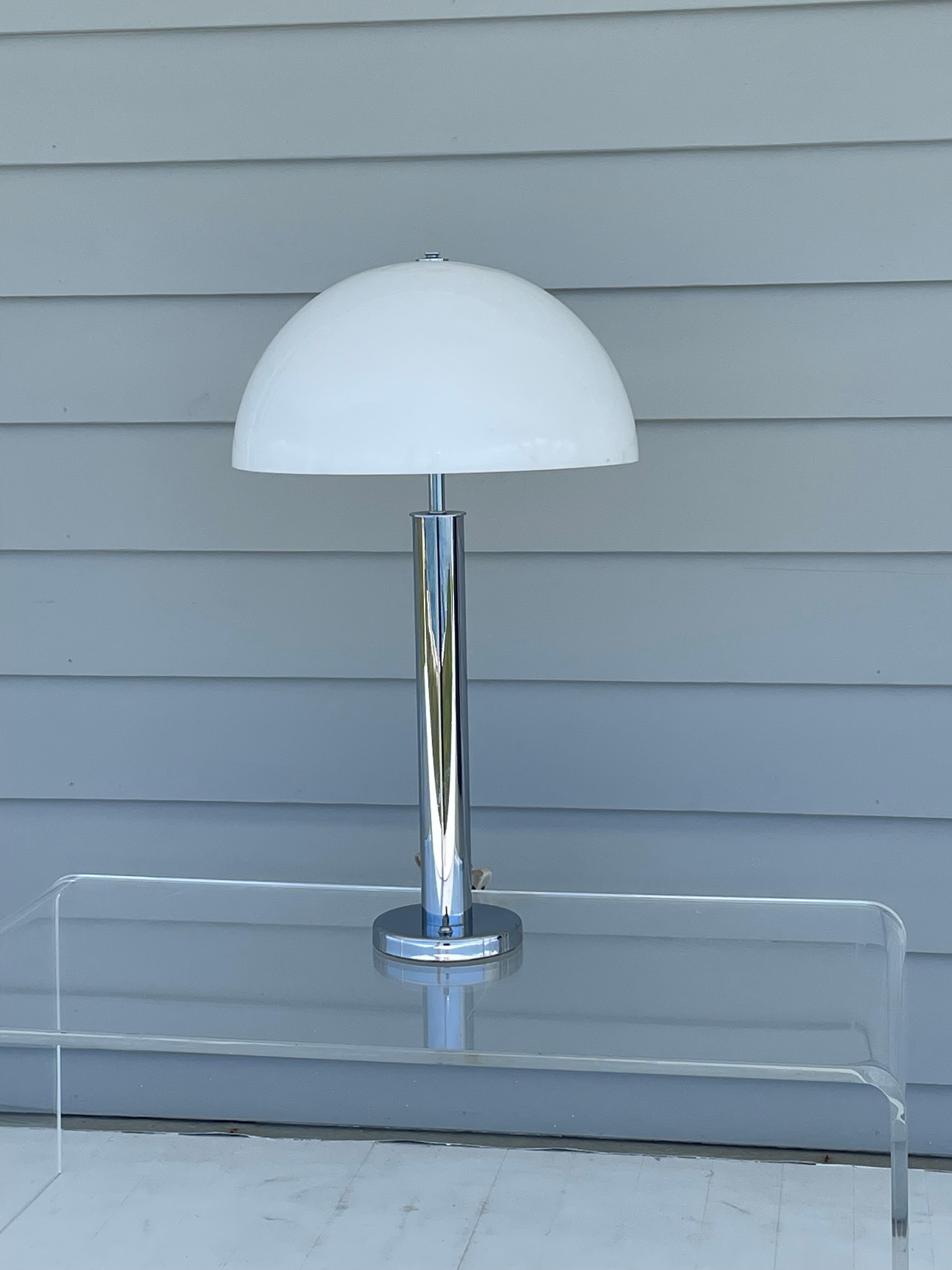 Mid Century Von Nessen Tischlampe aus Chrom mit weißem Kuppelschirm aus Acryl im Angebot 7