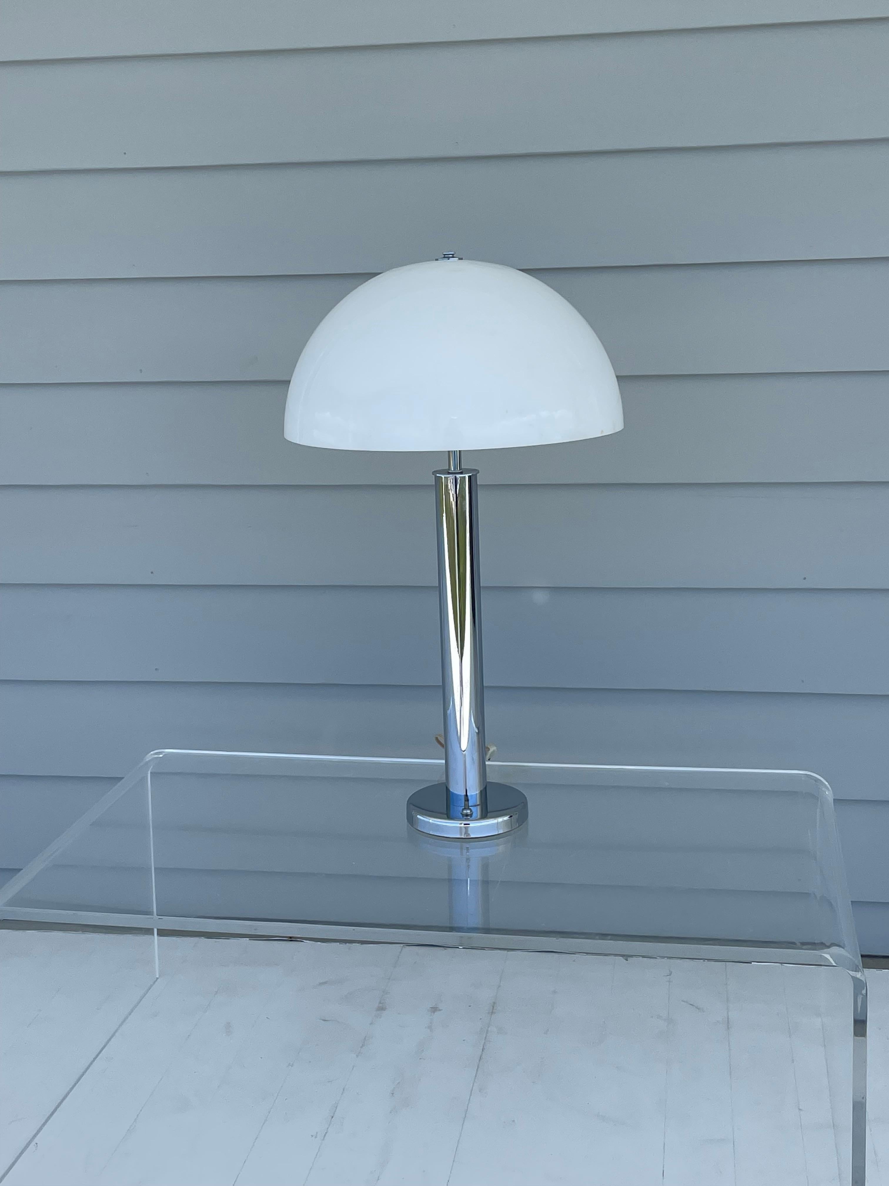 Mid Century Von Nessen Tischlampe aus Chrom mit weißem Kuppelschirm aus Acryl im Angebot 8