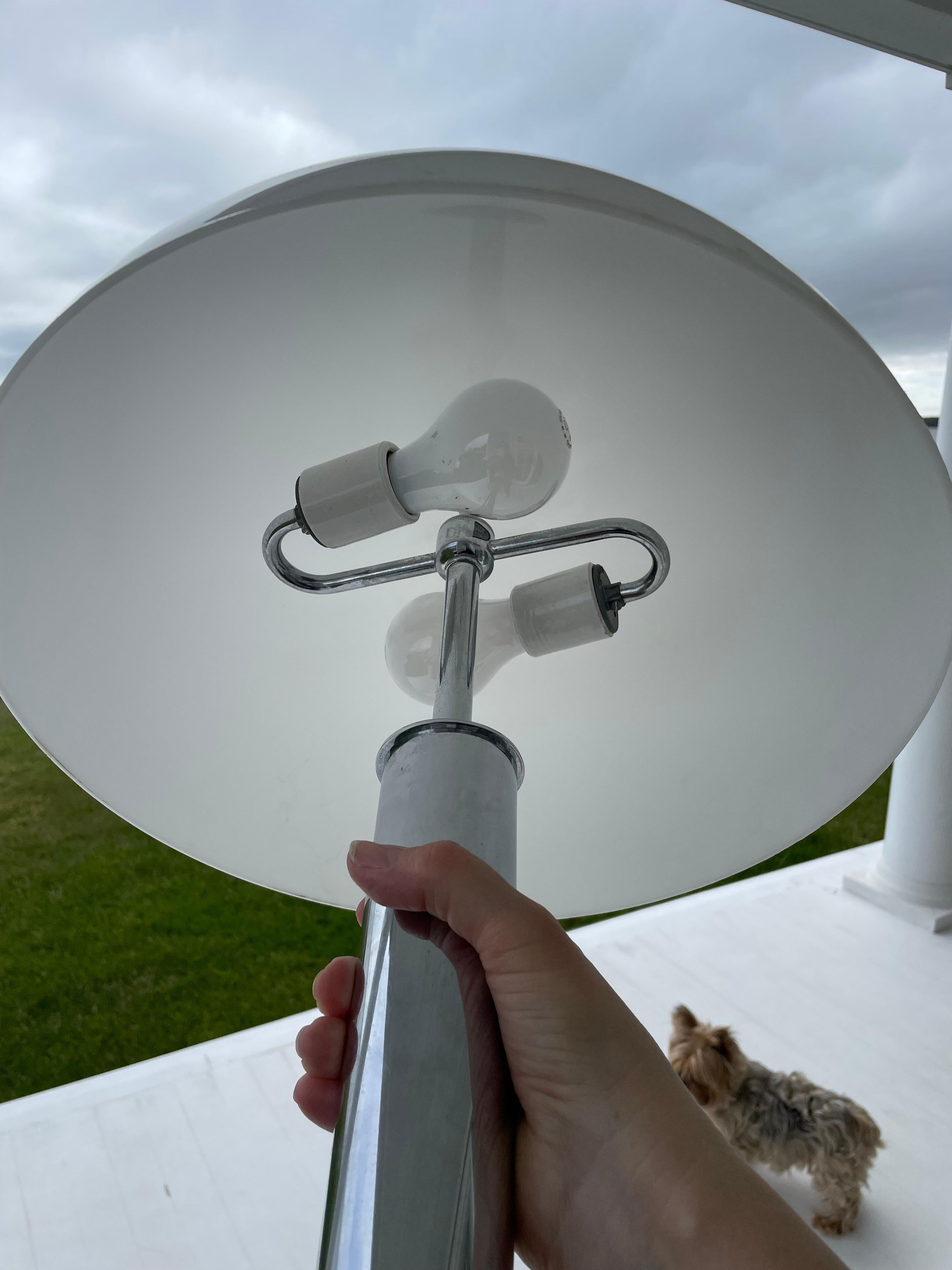 Mid Century Von Nessen Tischlampe aus Chrom mit weißem Kuppelschirm aus Acryl (Moderne der Mitte des Jahrhunderts) im Angebot