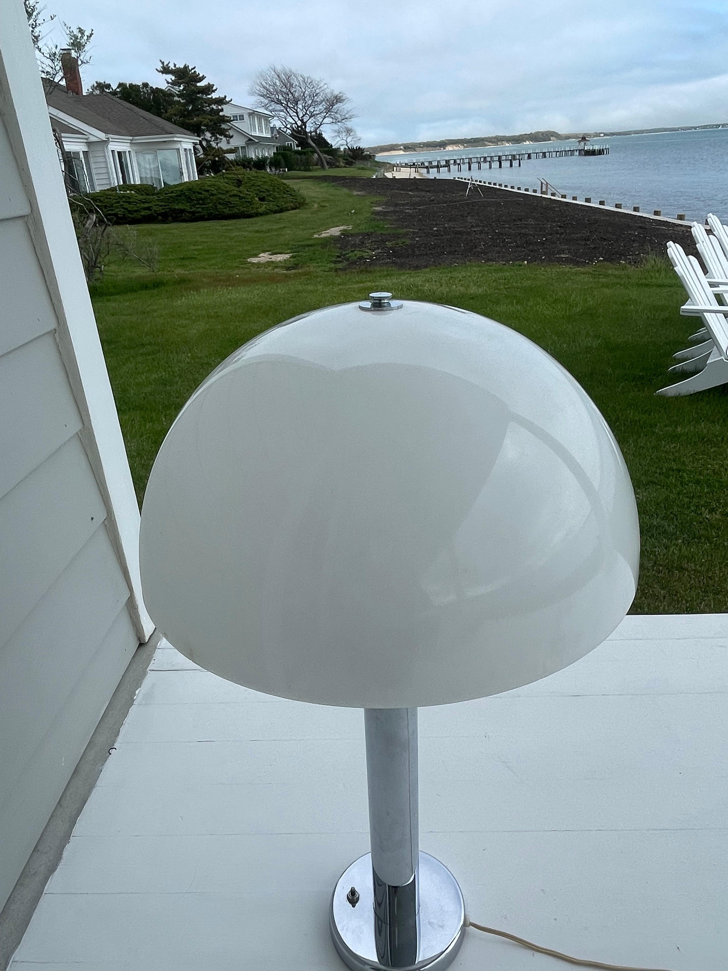 Mid Century Von Nessen Tischlampe aus Chrom mit weißem Kuppelschirm aus Acryl (amerikanisch) im Angebot