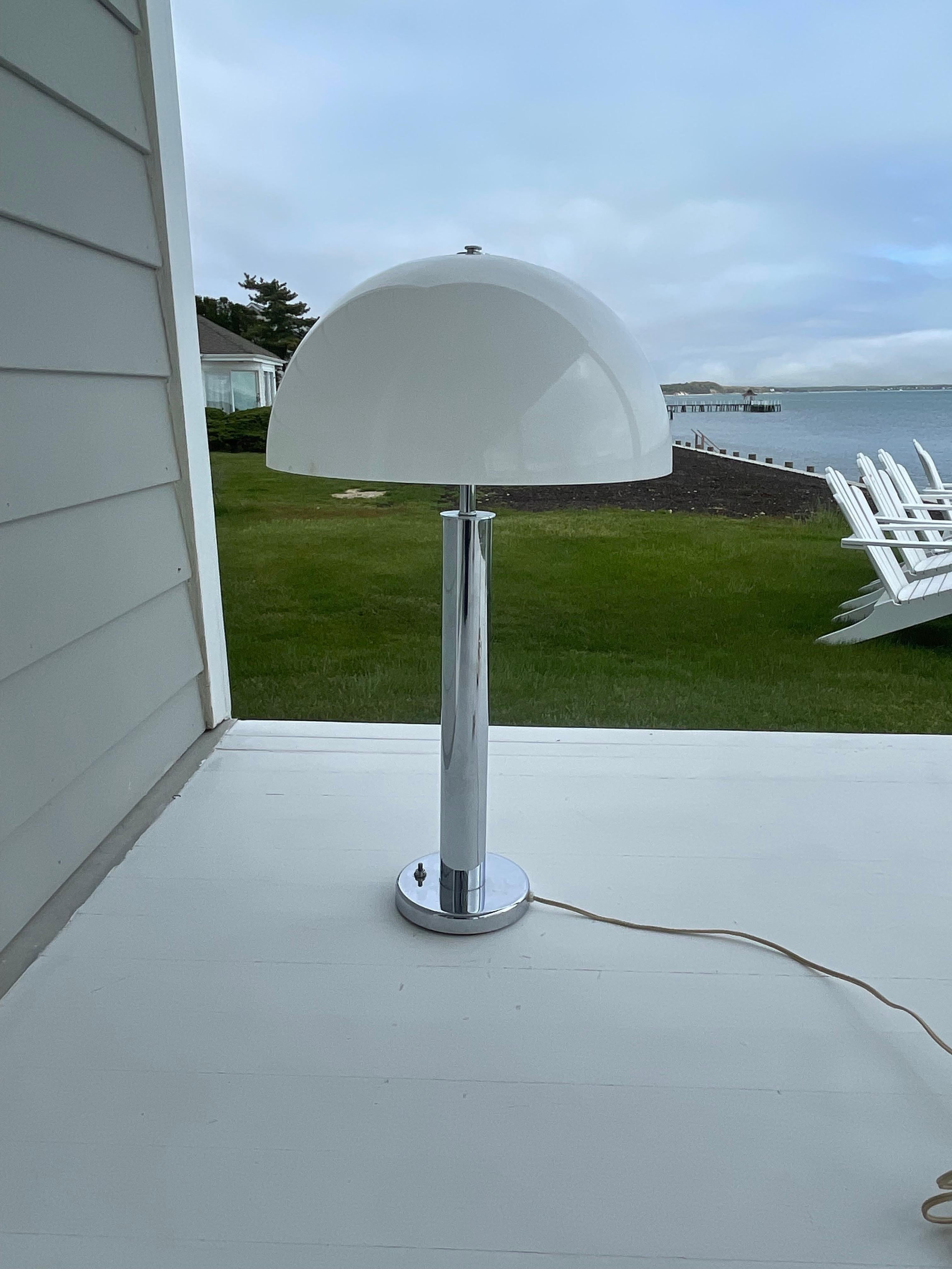 Mid Century Von Nessen Tischlampe aus Chrom mit weißem Kuppelschirm aus Acryl im Zustand „Gut“ im Angebot in New York, NY