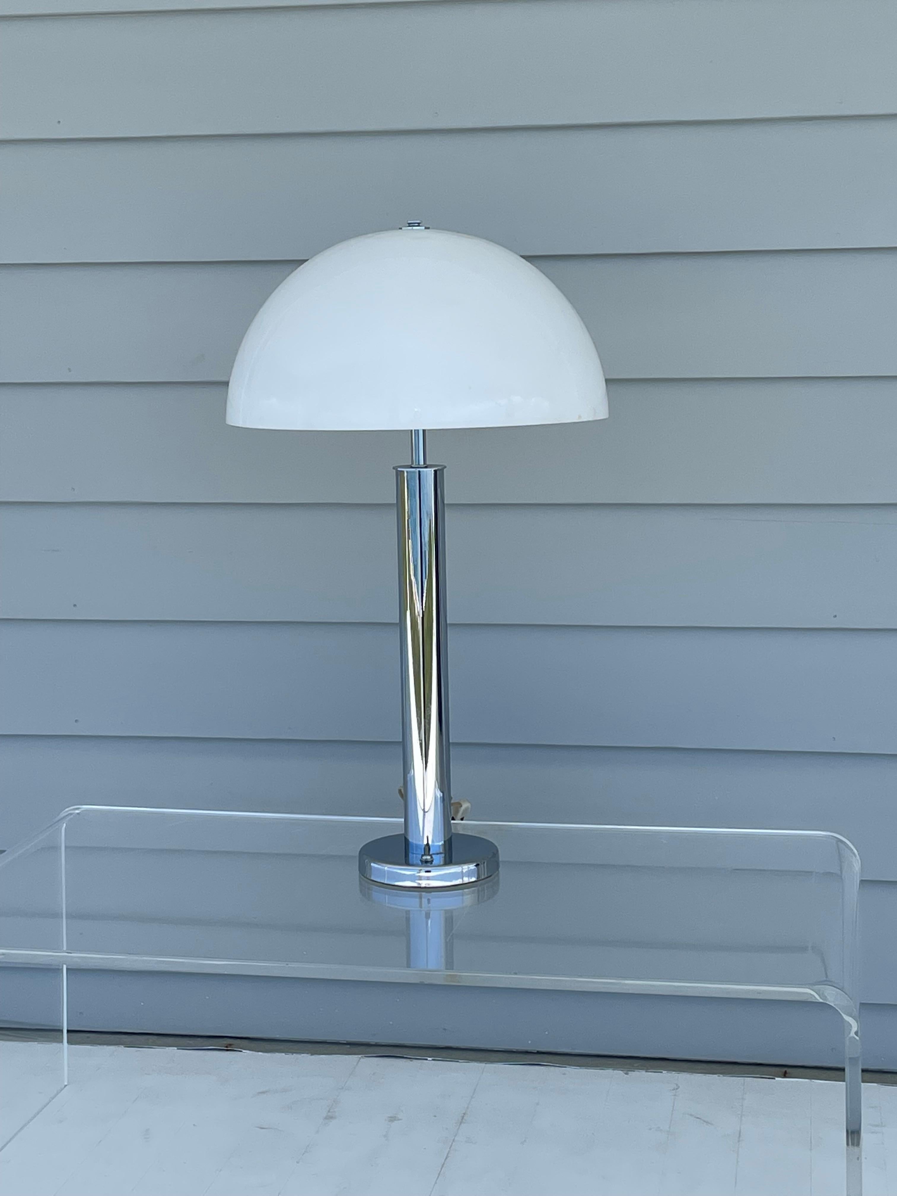 Mid Century Von Nessen Tischlampe aus Chrom mit weißem Kuppelschirm aus Acryl (20. Jahrhundert) im Angebot