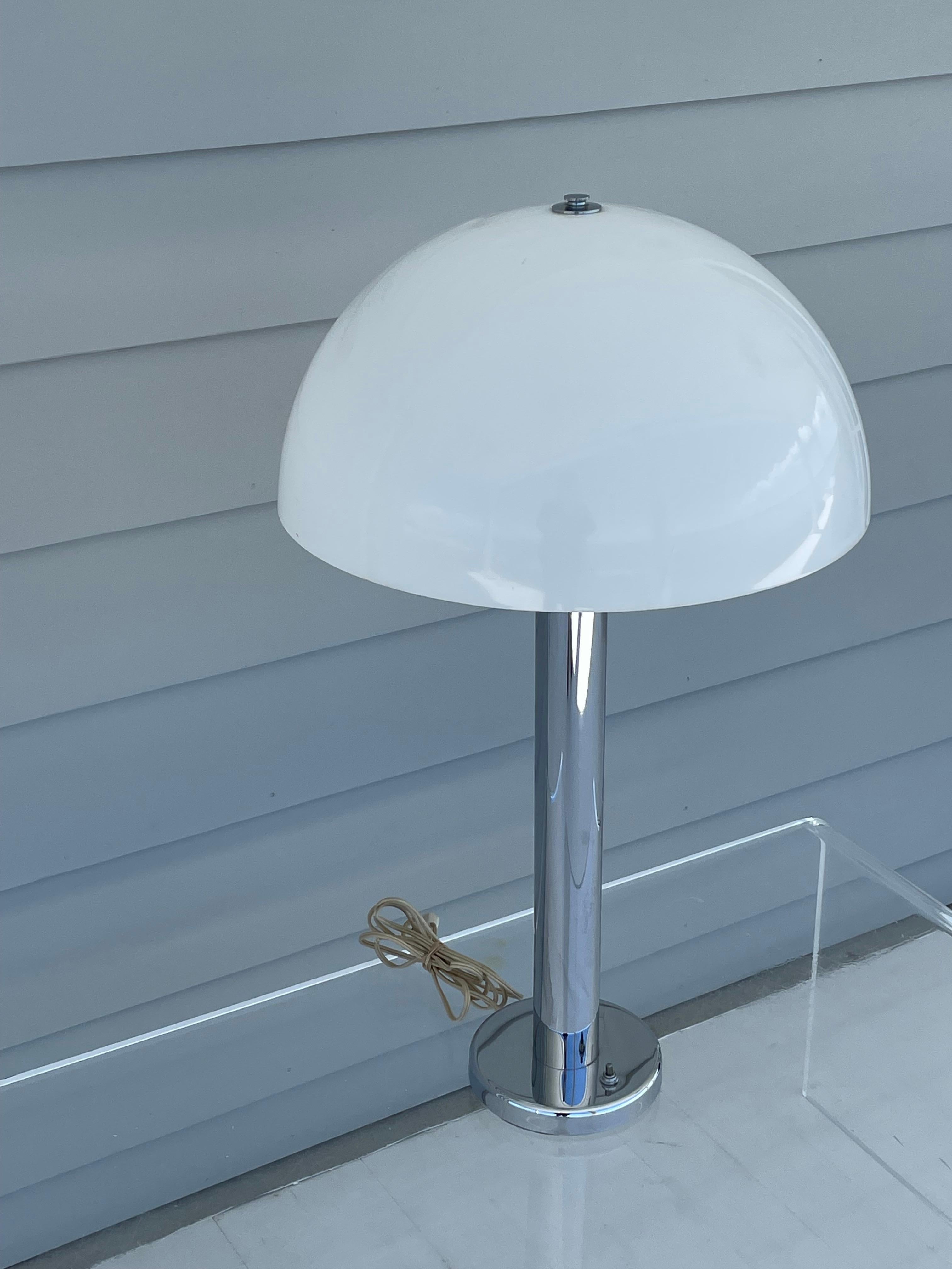 Mid Century Von Nessen Tischlampe aus Chrom mit weißem Kuppelschirm aus Acryl im Angebot 1