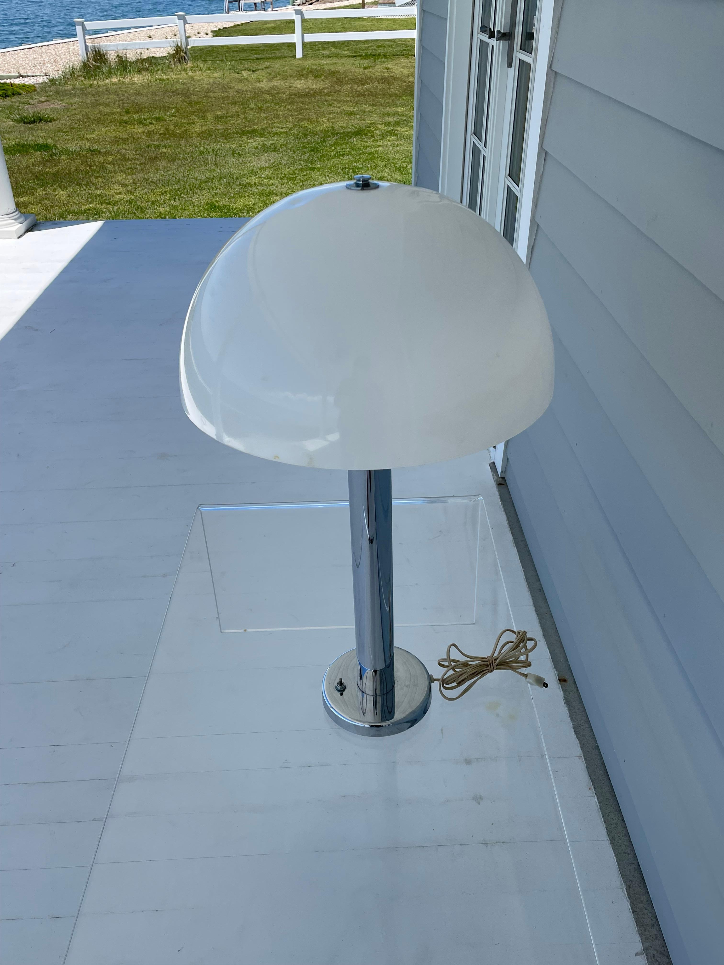 Mid Century Von Nessen Tischlampe aus Chrom mit weißem Kuppelschirm aus Acryl im Angebot 2