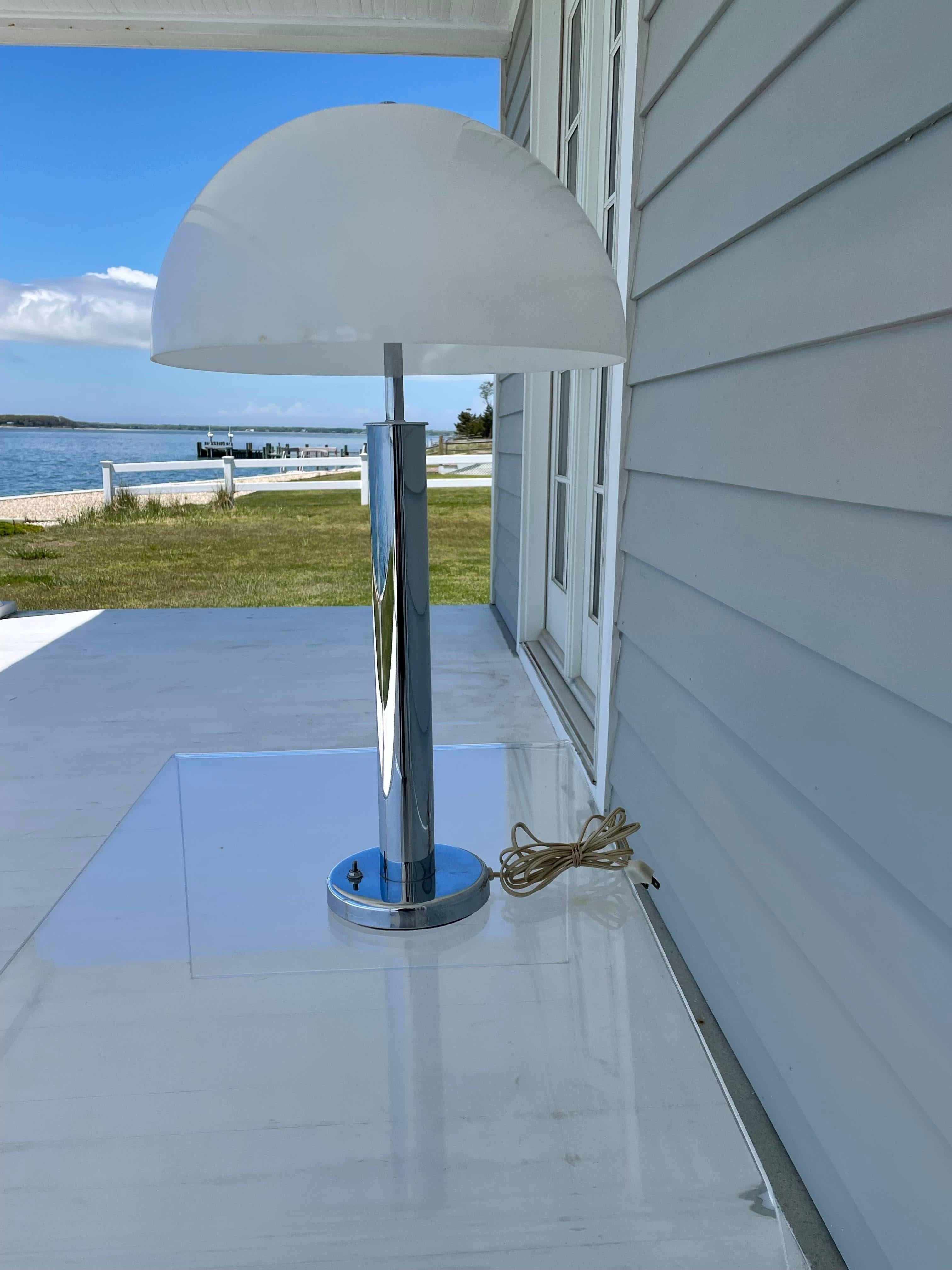 Mid Century Von Nessen Tischlampe aus Chrom mit weißem Kuppelschirm aus Acryl im Angebot 3