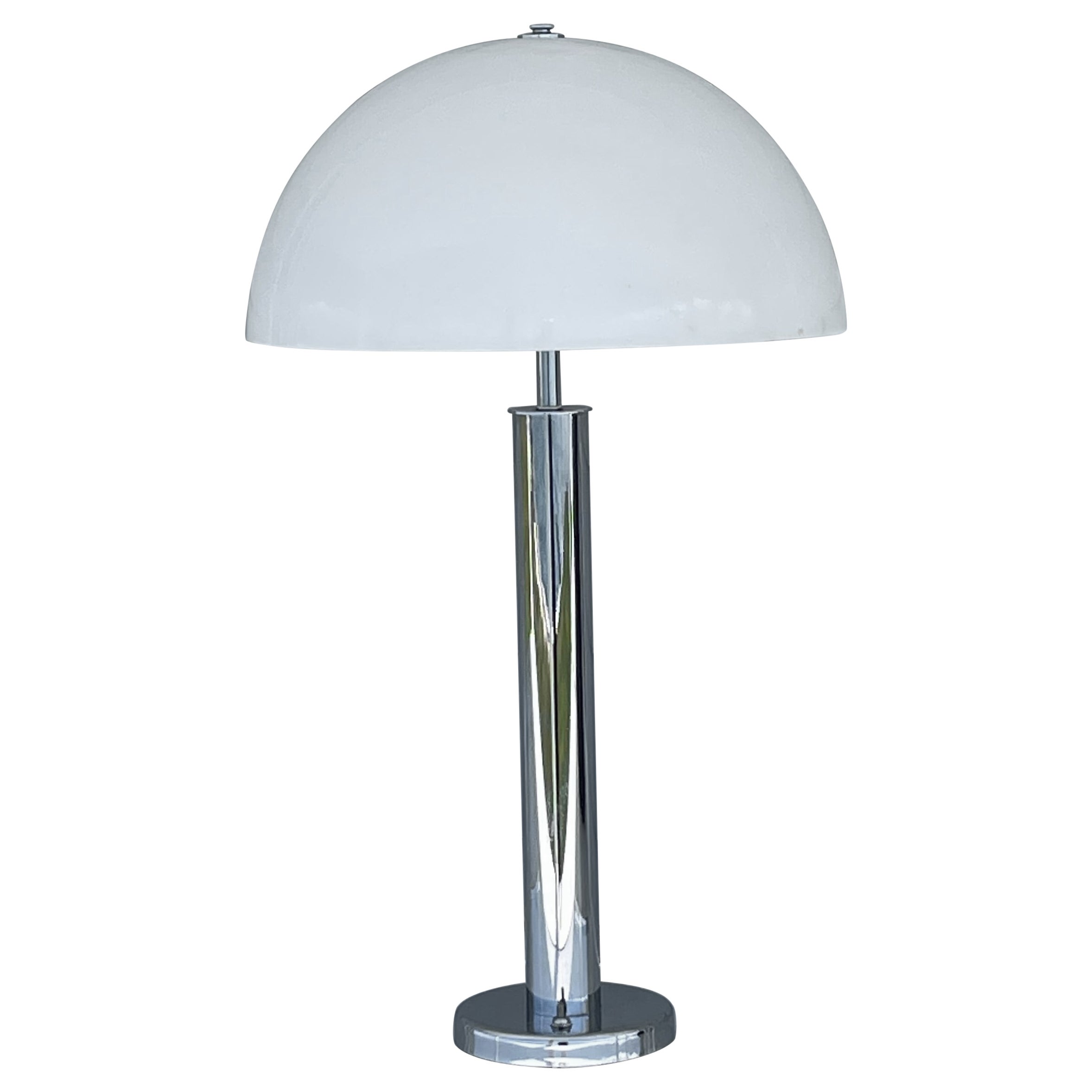 Mid Century Von Nessen Tischlampe aus Chrom mit weißem Kuppelschirm aus Acryl im Angebot