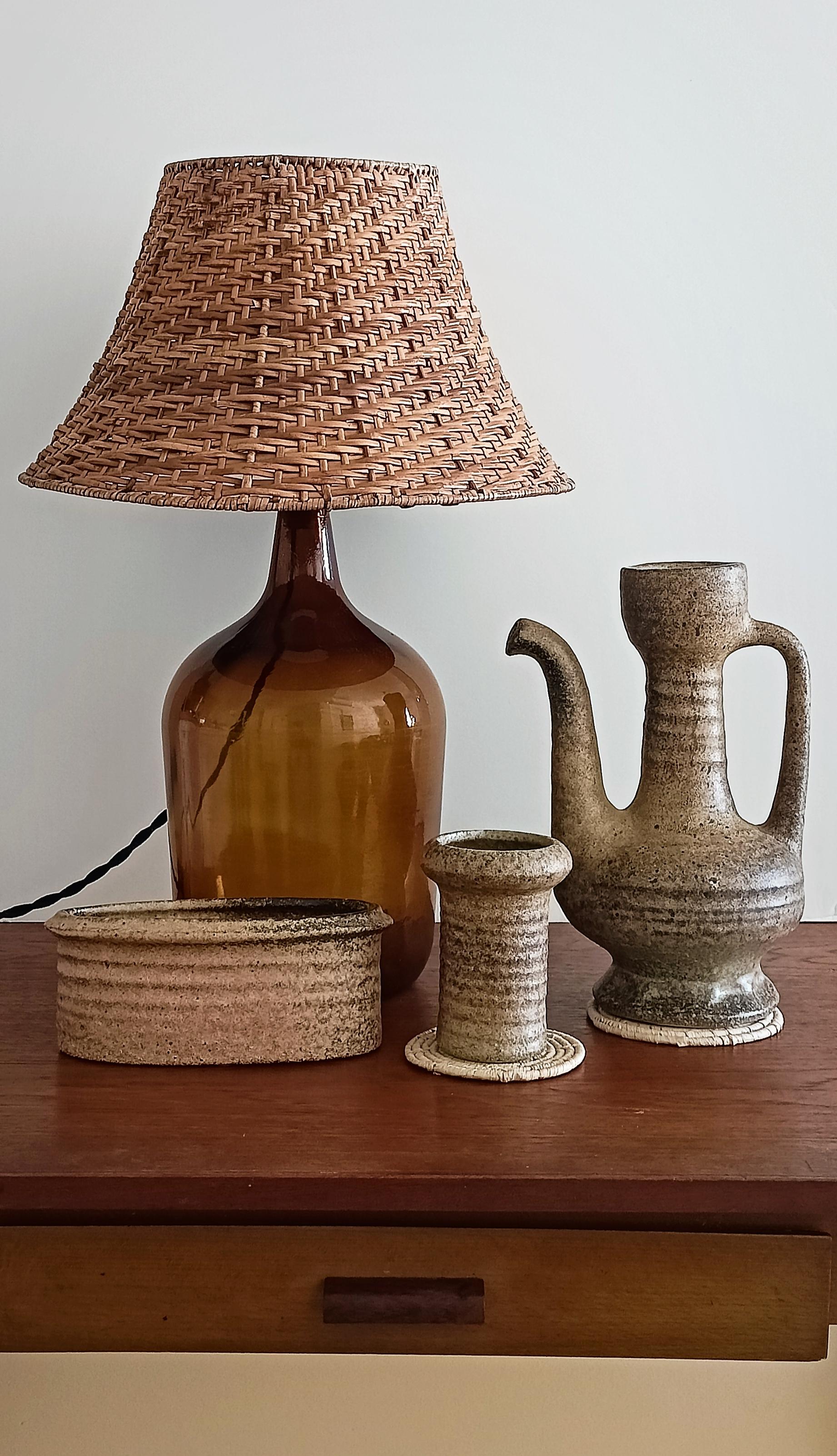 Ein wunderschönes Set von Vintage-Keramik im Wabi-Wabi-Stil des niederländischen Künstlers Marius Van Woerden.

Sie wurden alle in seinem Studio, Vest Keramiek, in der Altstadt von Gouda in den Niederlanden handgefertigt. 

Alle drei Stücke tragen