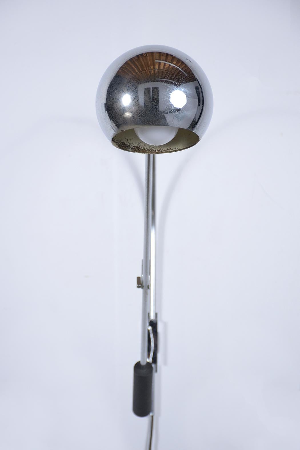 Mid-Century Chrome Bulb Wall Lamp In Good Condition In Los Angeles, CA