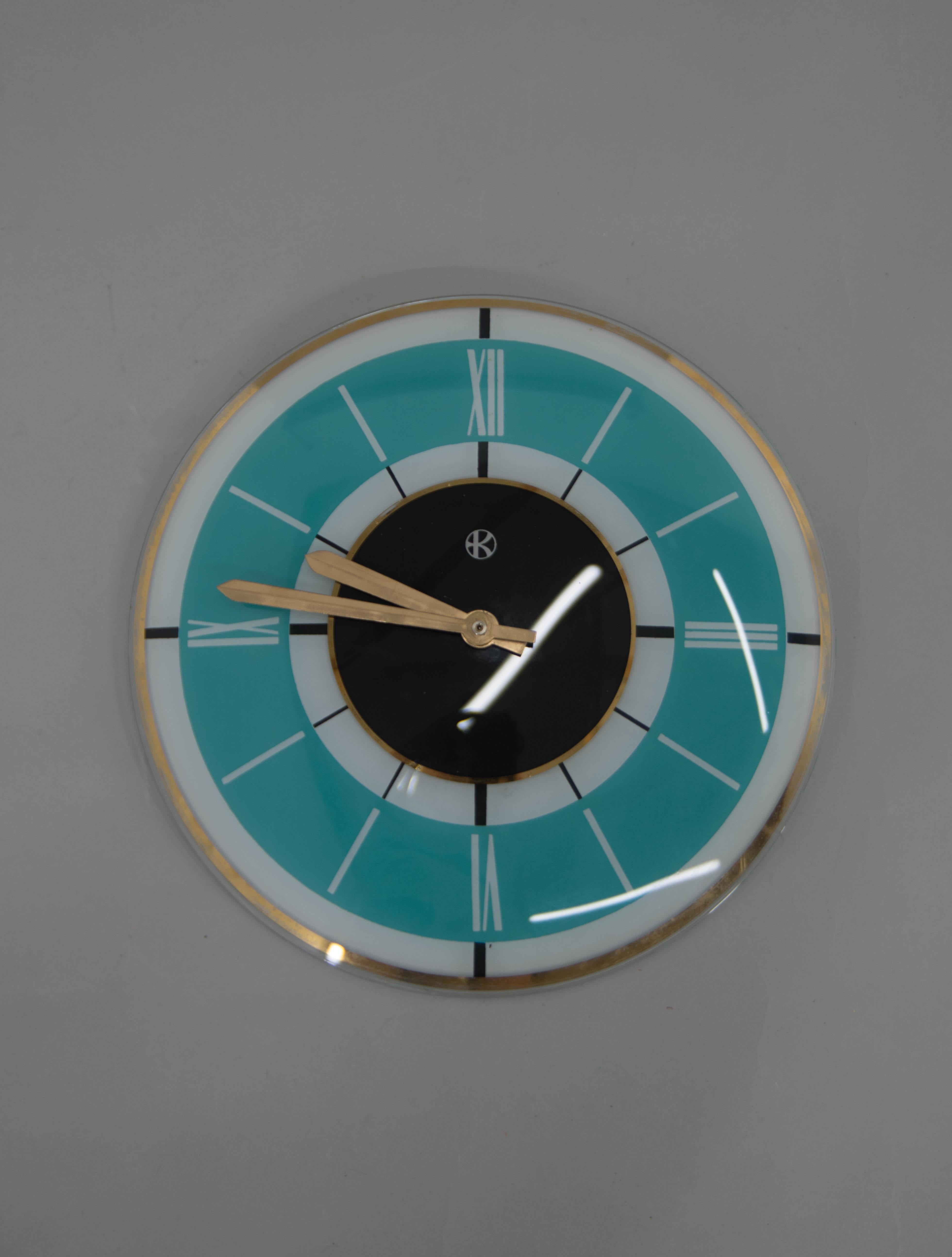 Horloge murale fabriquée par Klenoty en Tchécoslovaquie dans les années 1960.
Fabriqué en verre et en laiton.
Entièrement fonctionnel.