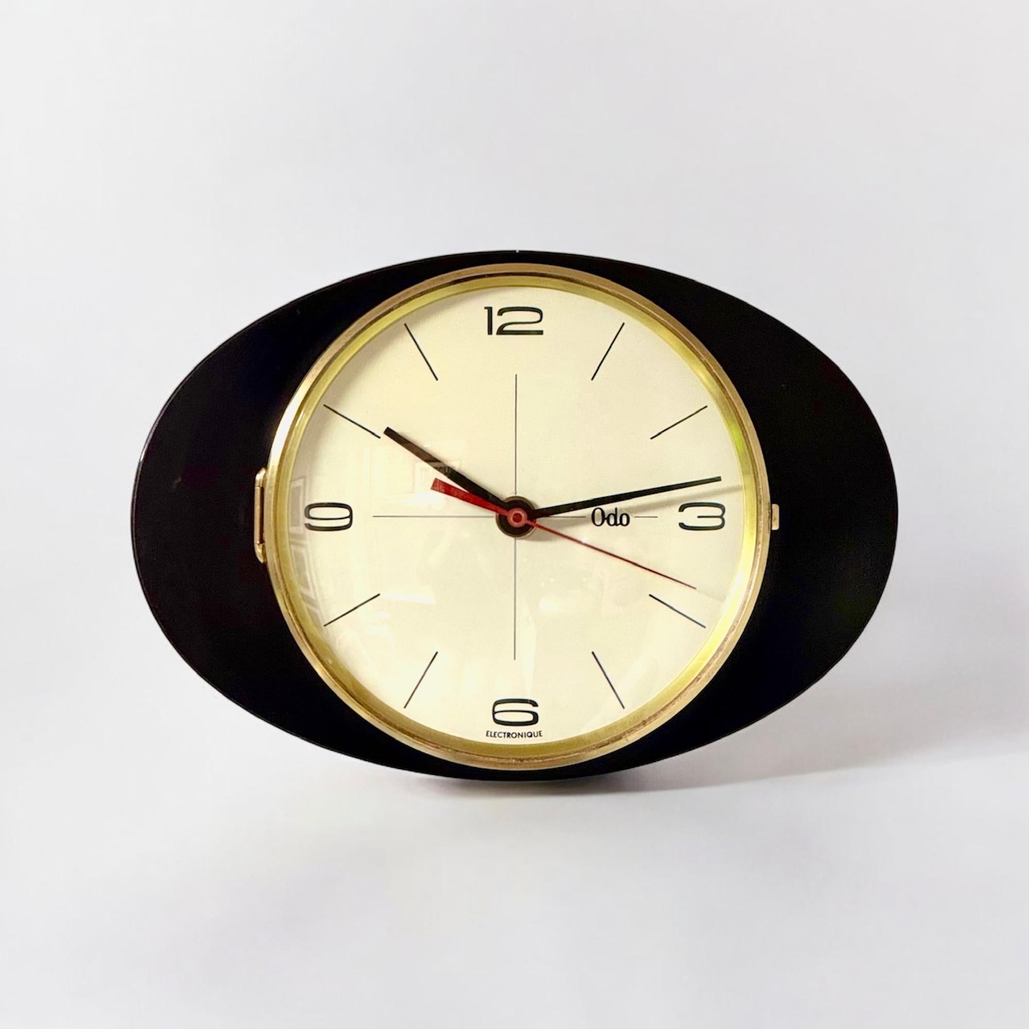 French Mid Century Wall Clock in Black Formica and Brass by ODO France, 1950s 60s in vendita