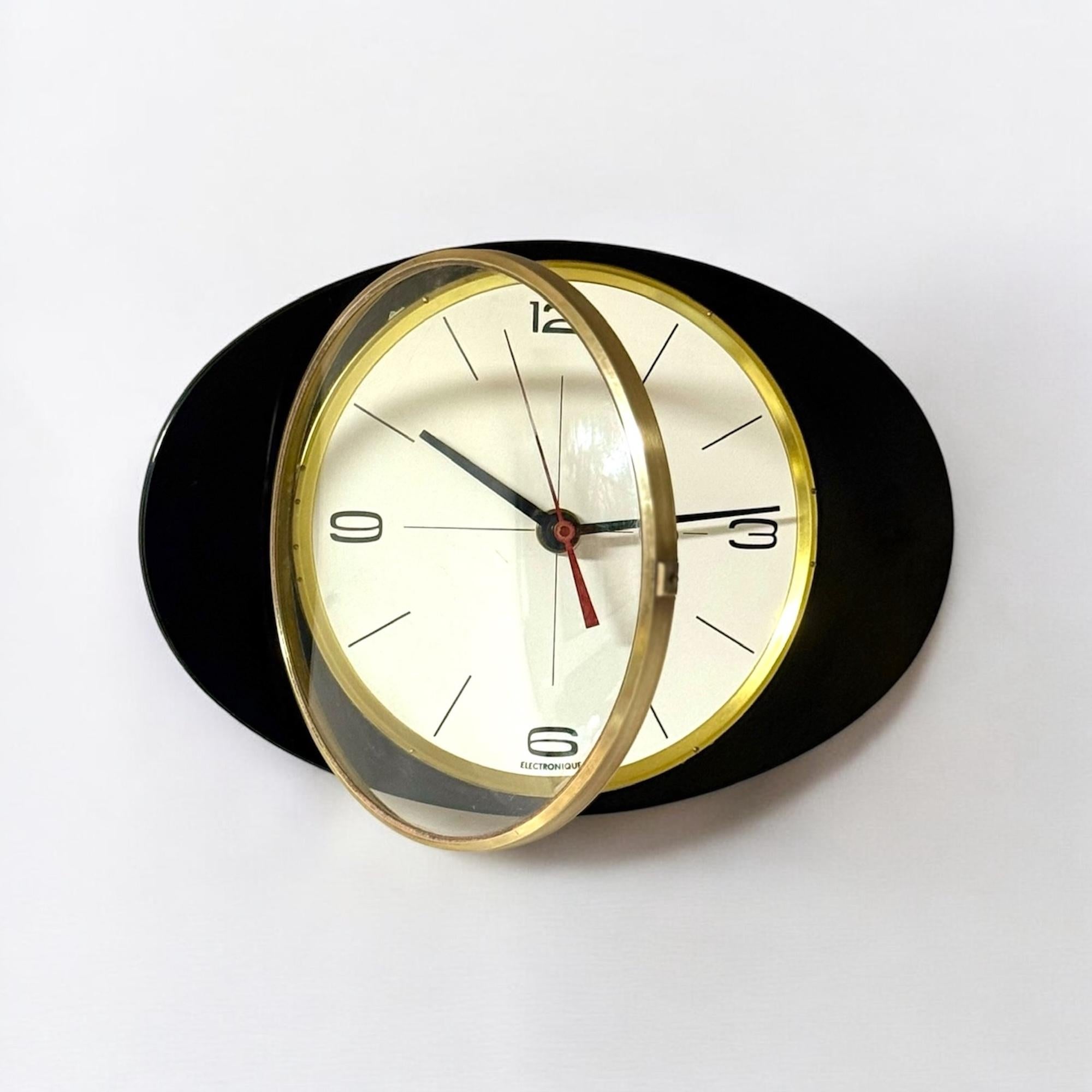 Mid Century Wall Clock in Black Formica and Brass by ODO France, 1950s 60s In condizioni buone in vendita a San Benedetto Del Tronto, IT