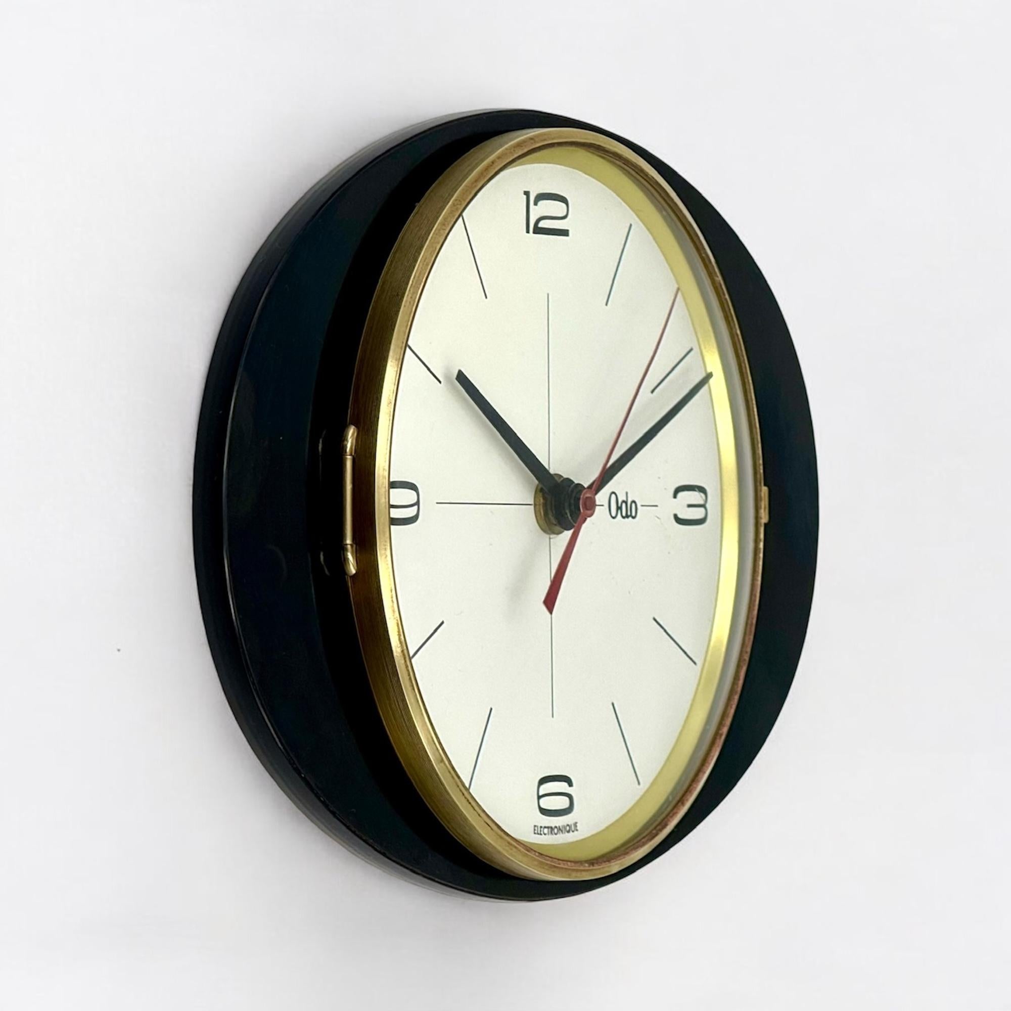 Mid Century Wall Clock in Black Formica and Brass by ODO France, 1950s 60s in vendita 1