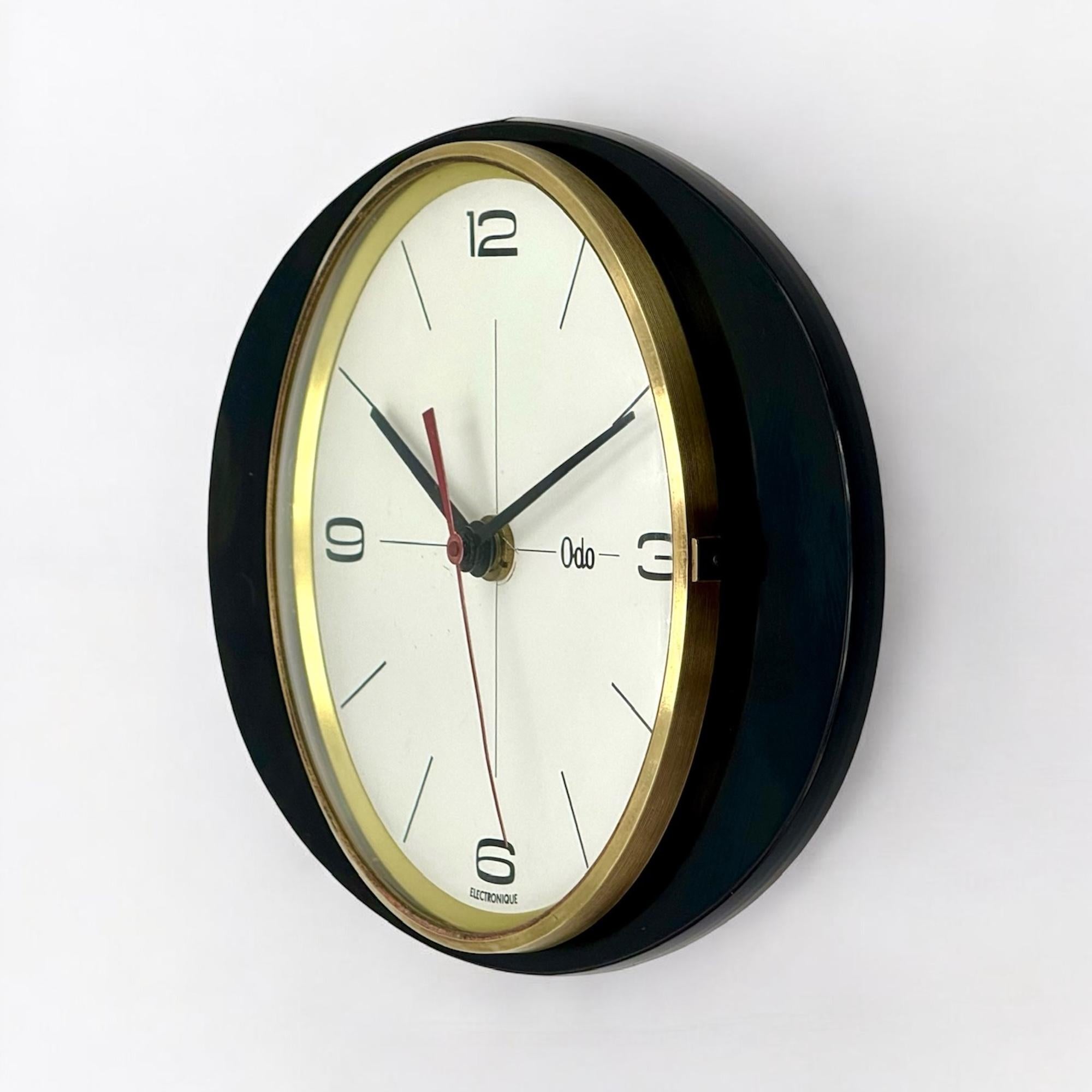 Mid Century Wall Clock in Black Formica and Brass by ODO France, 1950s 60s in vendita 2