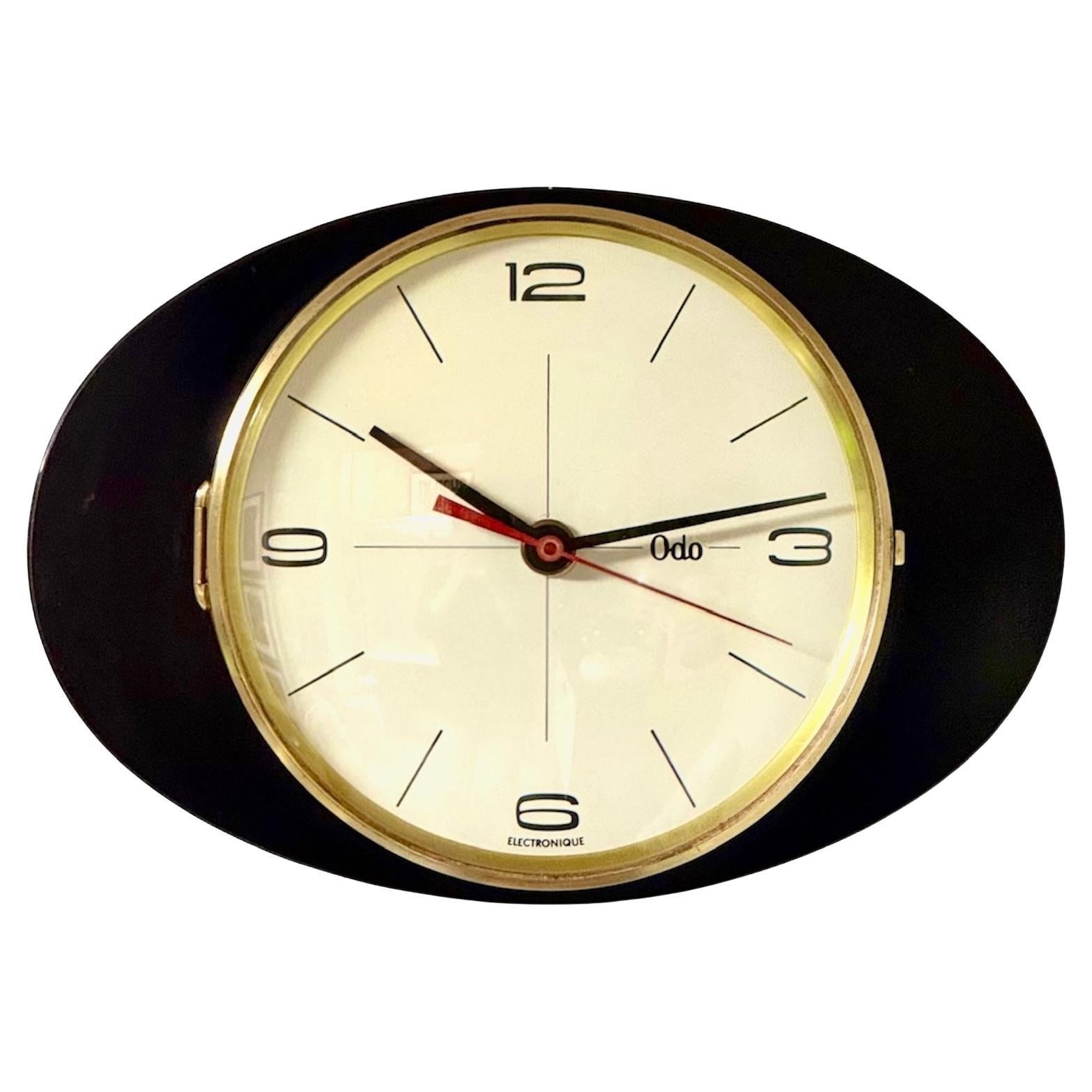 Reloj de pared Mid Century en formica negra y latón de ODO France, años 50 60