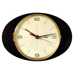 Reloj de pared Mid Century en formica negra y latón de ODO France, años 50 60