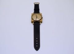 Wanduhr aus der Mitte des Jahrhunderts in Form einer Armbanduhr aus Leder und Messing, Deutschland