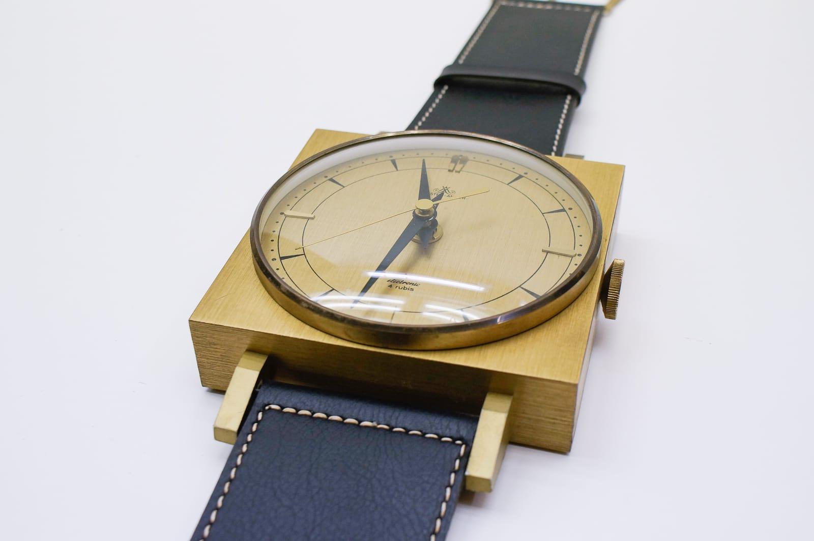 Allemand Horloge murale du milieu du siècle dernier en forme de montre-bracelet en cuir et laiton, Allemagne en vente