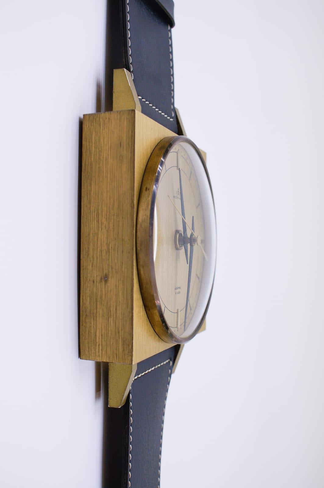 Milieu du XXe siècle Horloge murale du milieu du siècle dernier en forme de montre-bracelet en cuir et laiton, Allemagne en vente