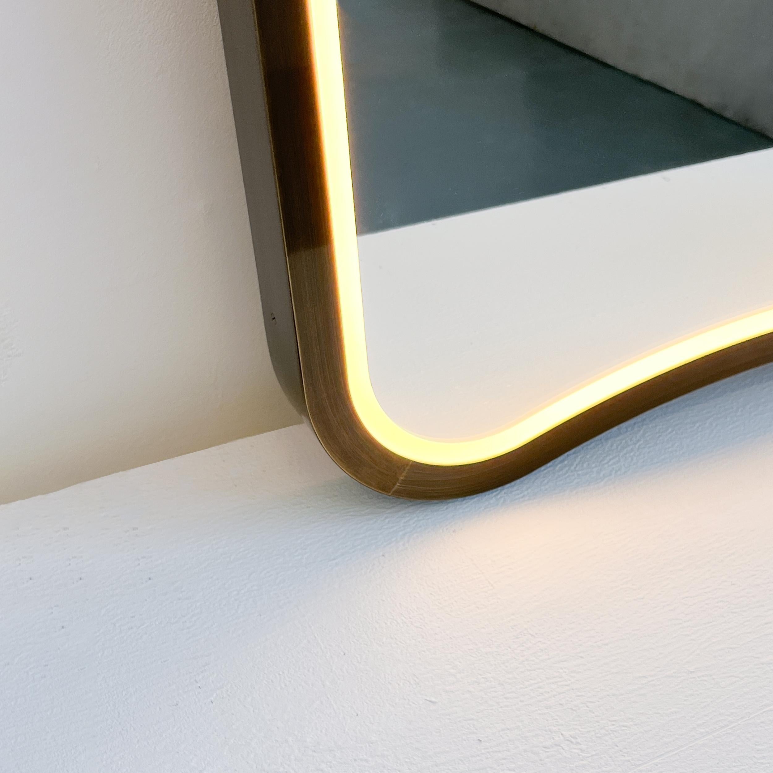 Miroir mural éclairant du milieu du siècle, cadre en bronze patiné, Vintage N.2 Neuf - En vente à London, London