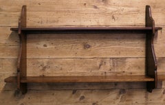 Étagères murales du milieu du siècle Cette charmante petite étagère est fabriquée en orme.