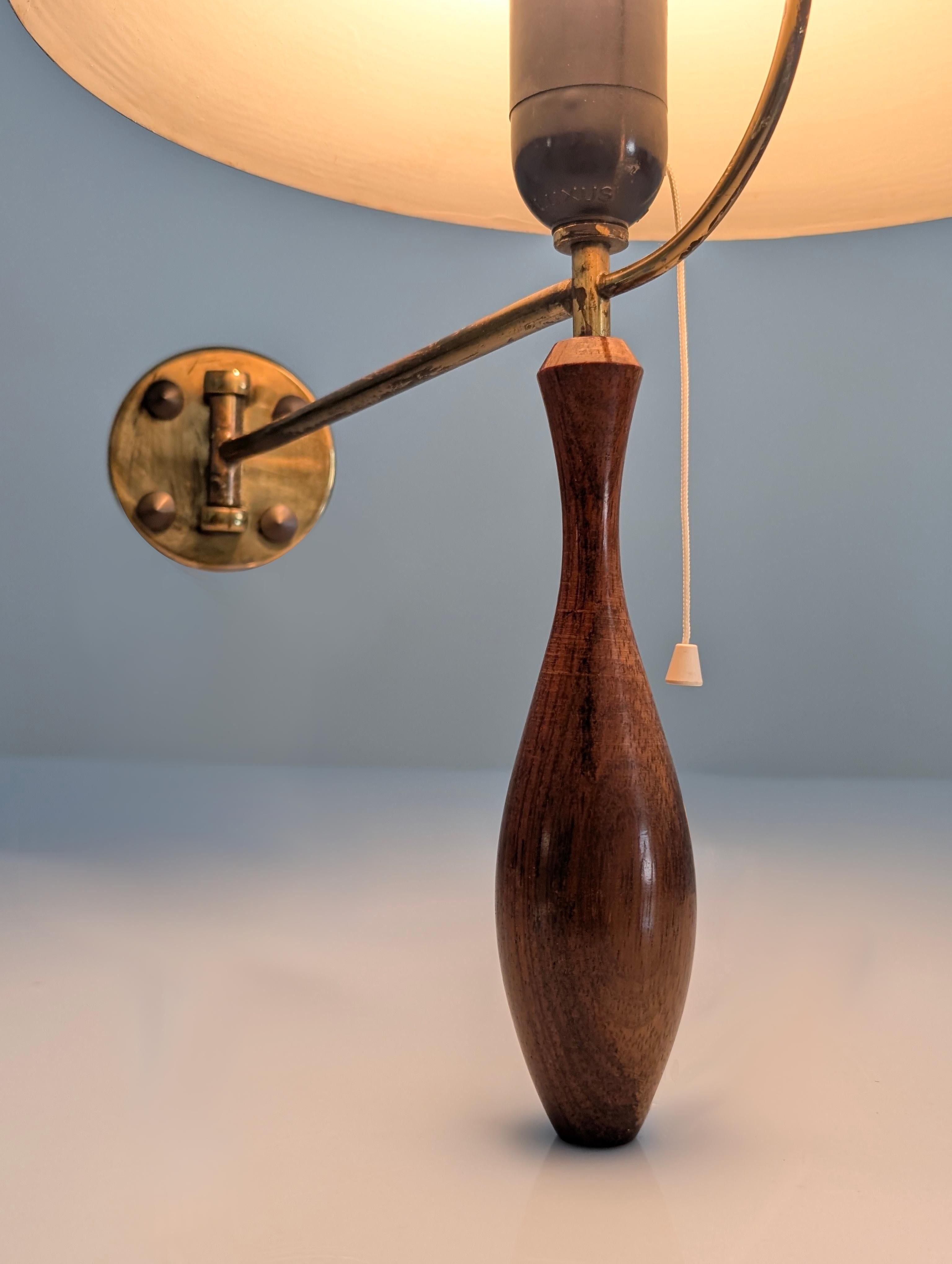 Mid-Century Wandleuchte aus Messing und Holz mit schwarzem Schirm, 1950er Jahre im Zustand „Gut“ im Angebot in Benalmadena, ES