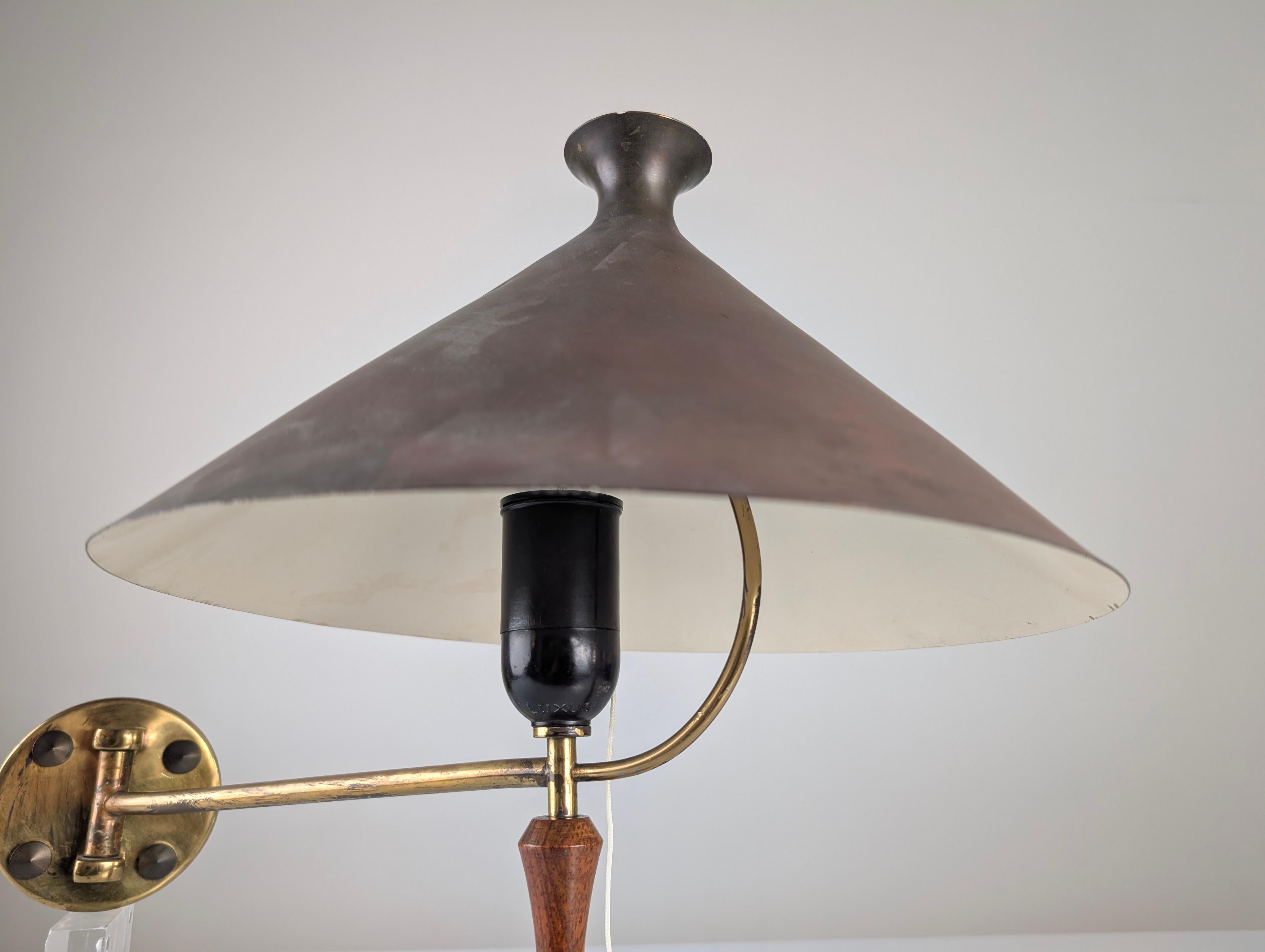 Mid-Century Wandleuchte aus Messing und Holz mit schwarzem Schirm, 1950er Jahre im Angebot 1