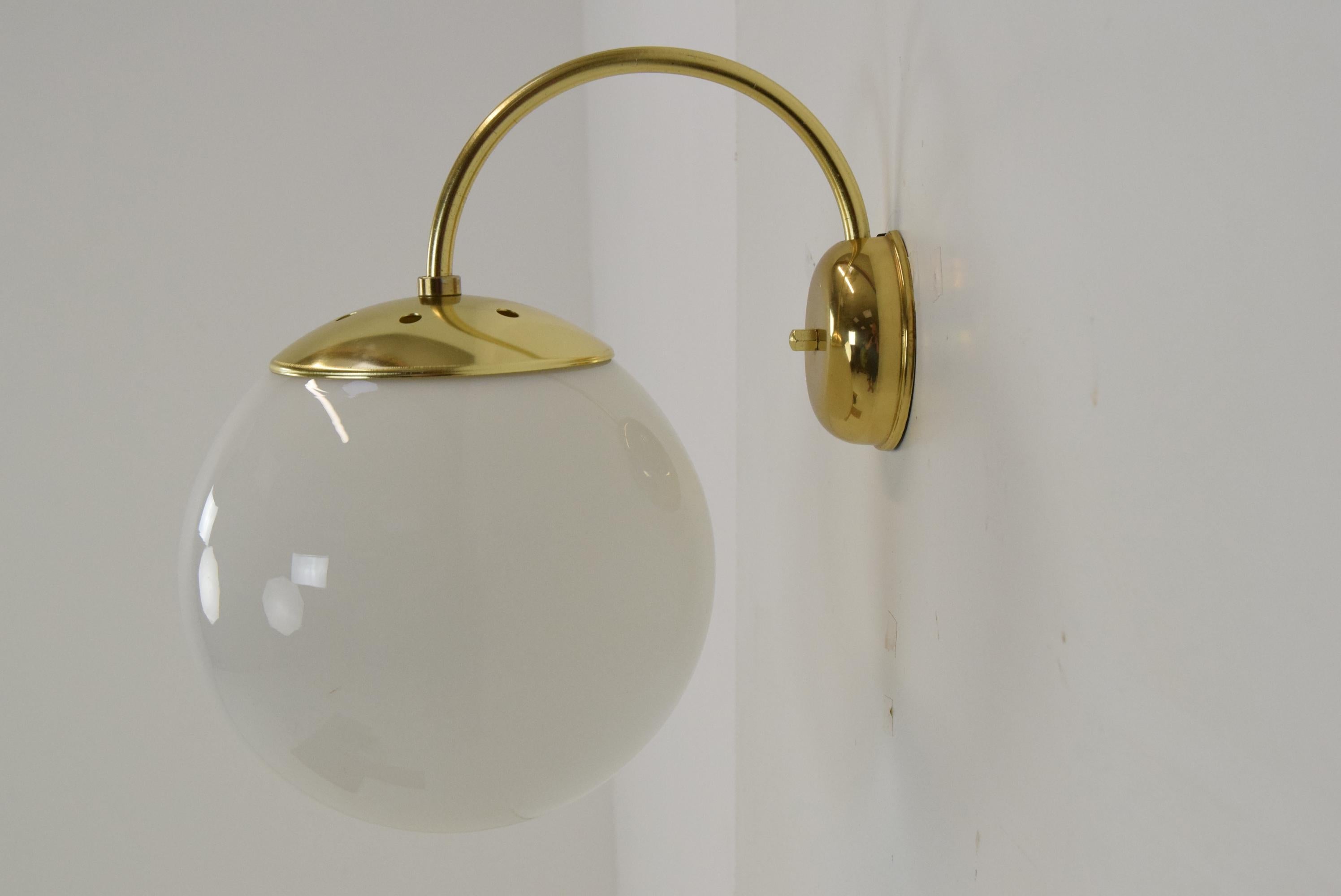 Made in Czechoslovakia
Made of Glass,Brass
1x E27 or E26 bulb
Re-polished
Fully Functional
Good Original condition
US wiring compatible