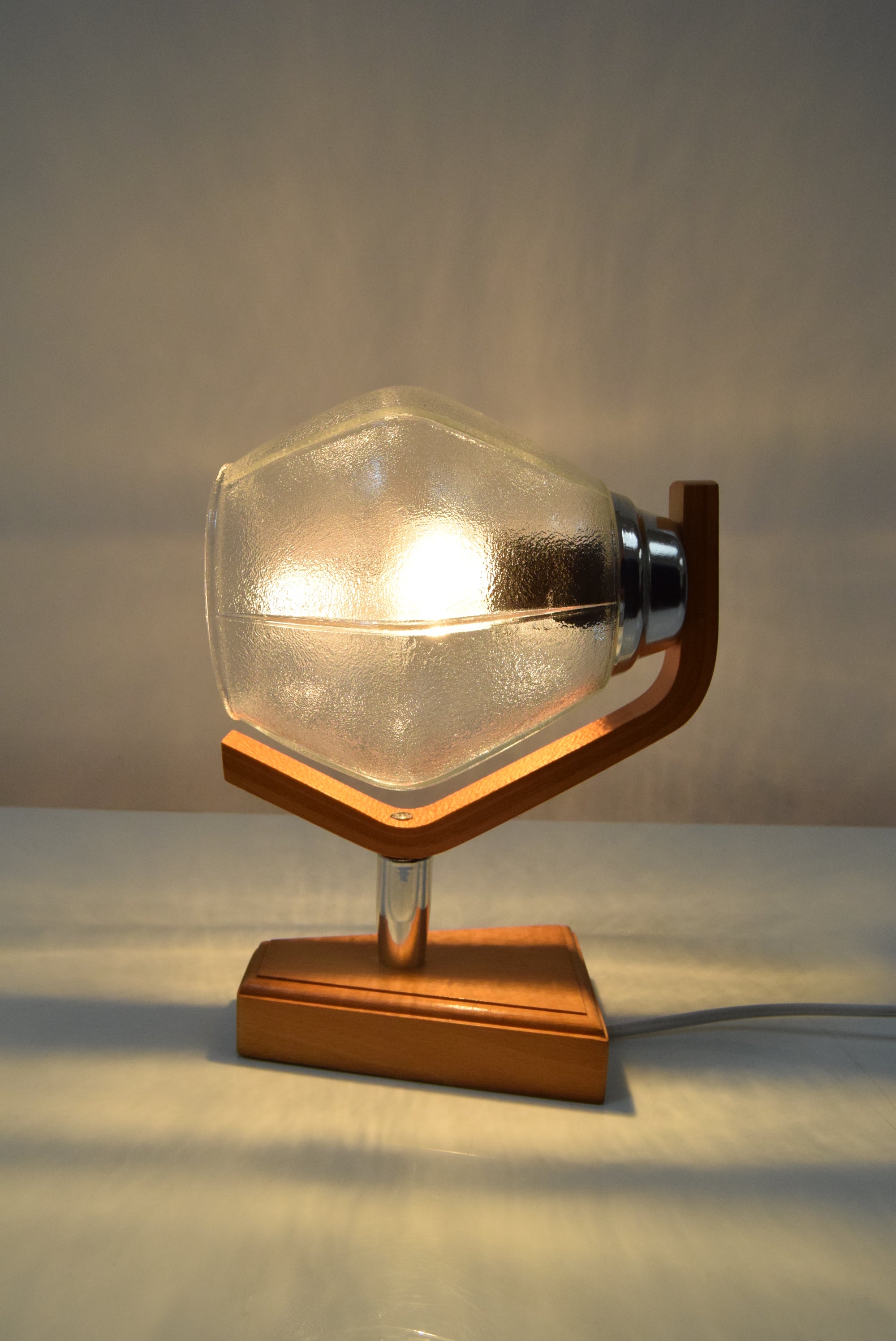 Prodotto in Cecoslovacchia.
Realizzato in vetro e legno.
Nuovo cablaggio.
1x60W, lampadina E27 o E26
Rilucidato
Condizioni originali.
Adattatore USA incluso.
