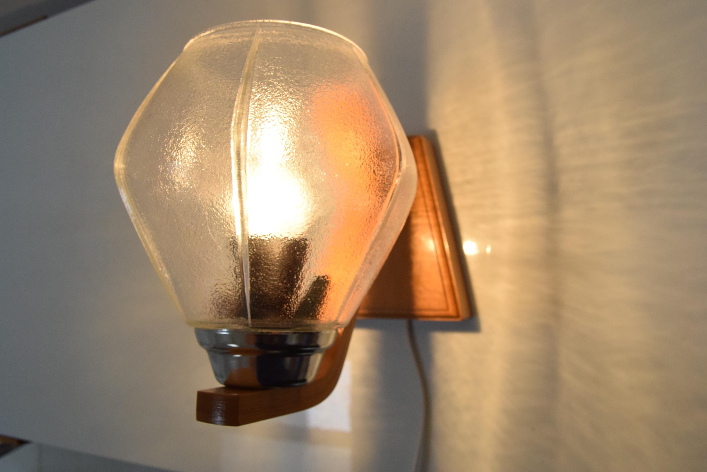 Mid-Century Wall Lamp, by Drevo Humpolec, 1960's In Good Condition For Sale In Praha, CZ