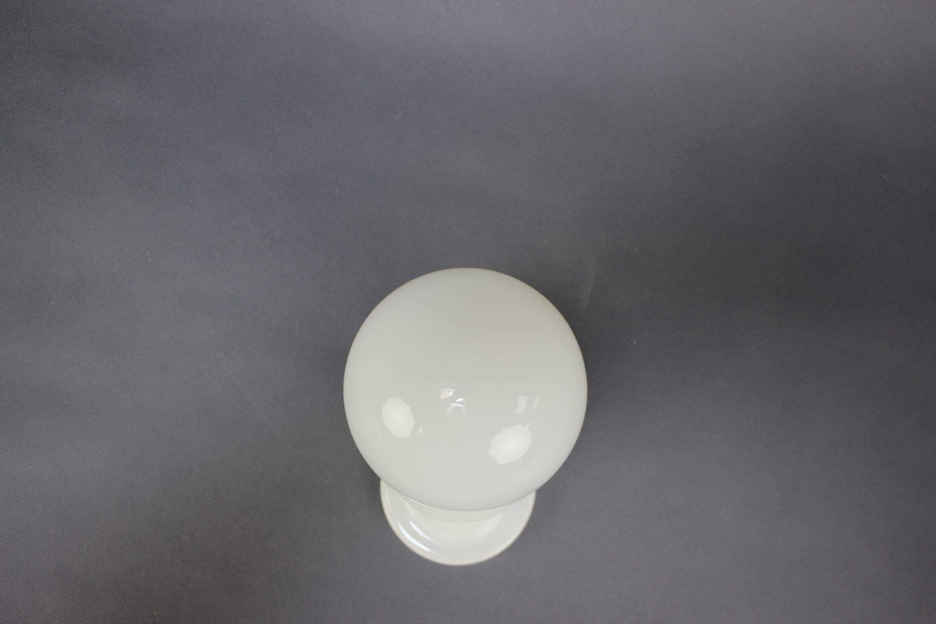 - Aplique de pared de mediados de siglo, Checoslovaquia, década de 1960, 
- de porcelana y cristal,
- presenta signos de desgaste y envejecimiento (arañazos, etc.),
- En buen estado original