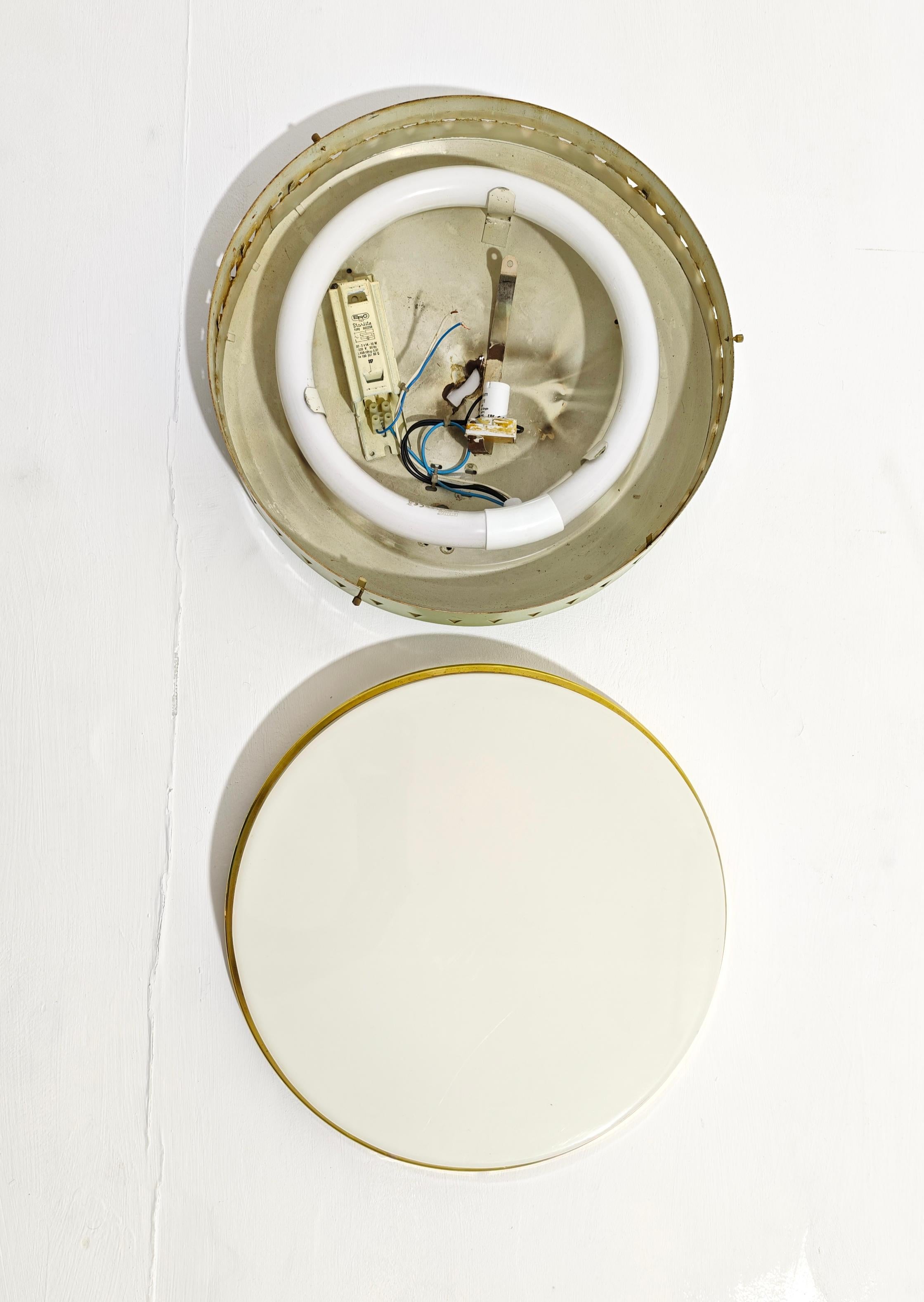 Applique murale du milieu du siècle dernier en métal émaillé de plexiglas et laiton design Italie 1950/60 en vente 5