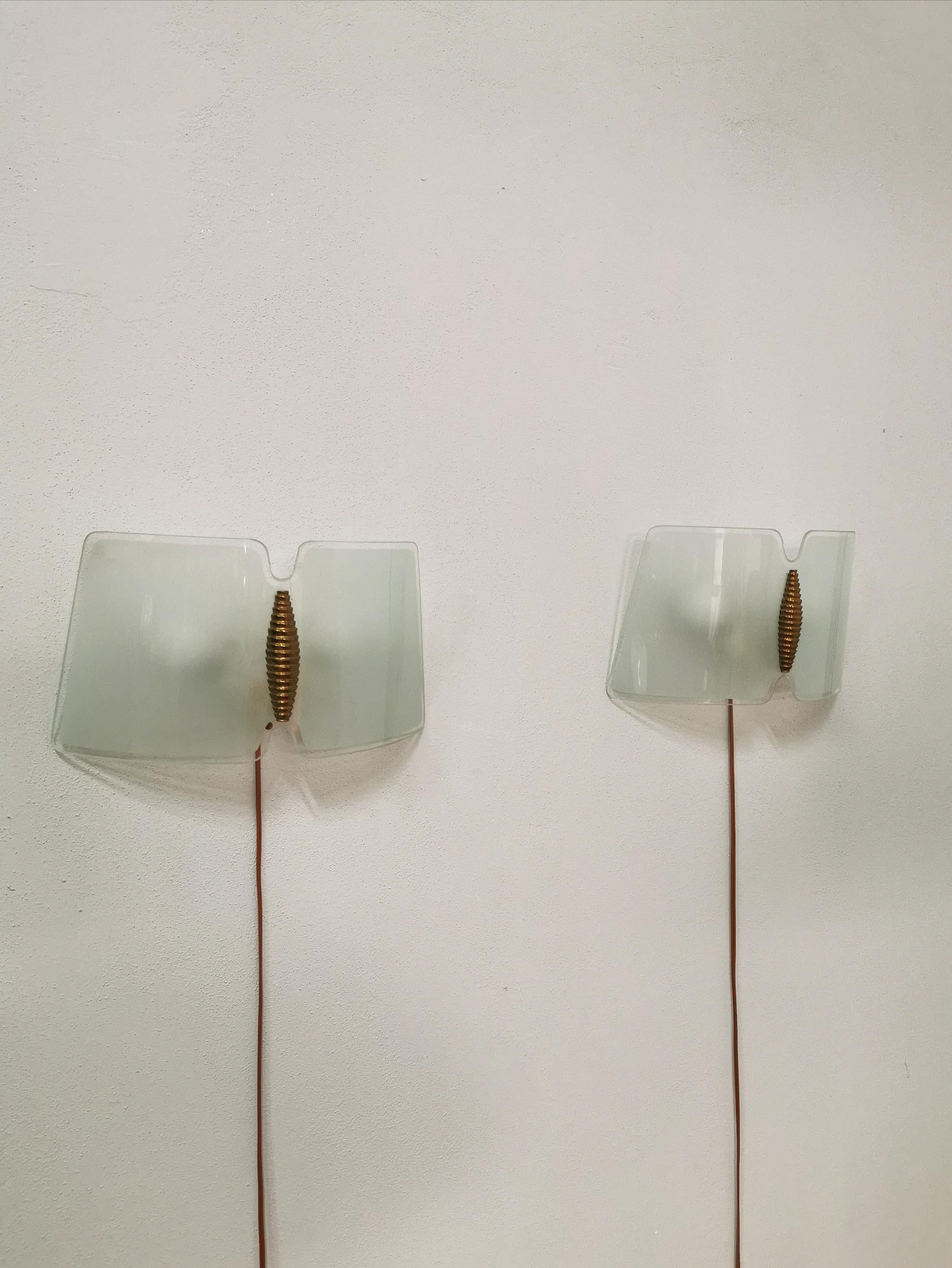 Particular and elegant set of 2 wall lamps with curved etched glass, supported by a brass structure with 2 E14 lights. Italian production of the 1950s.