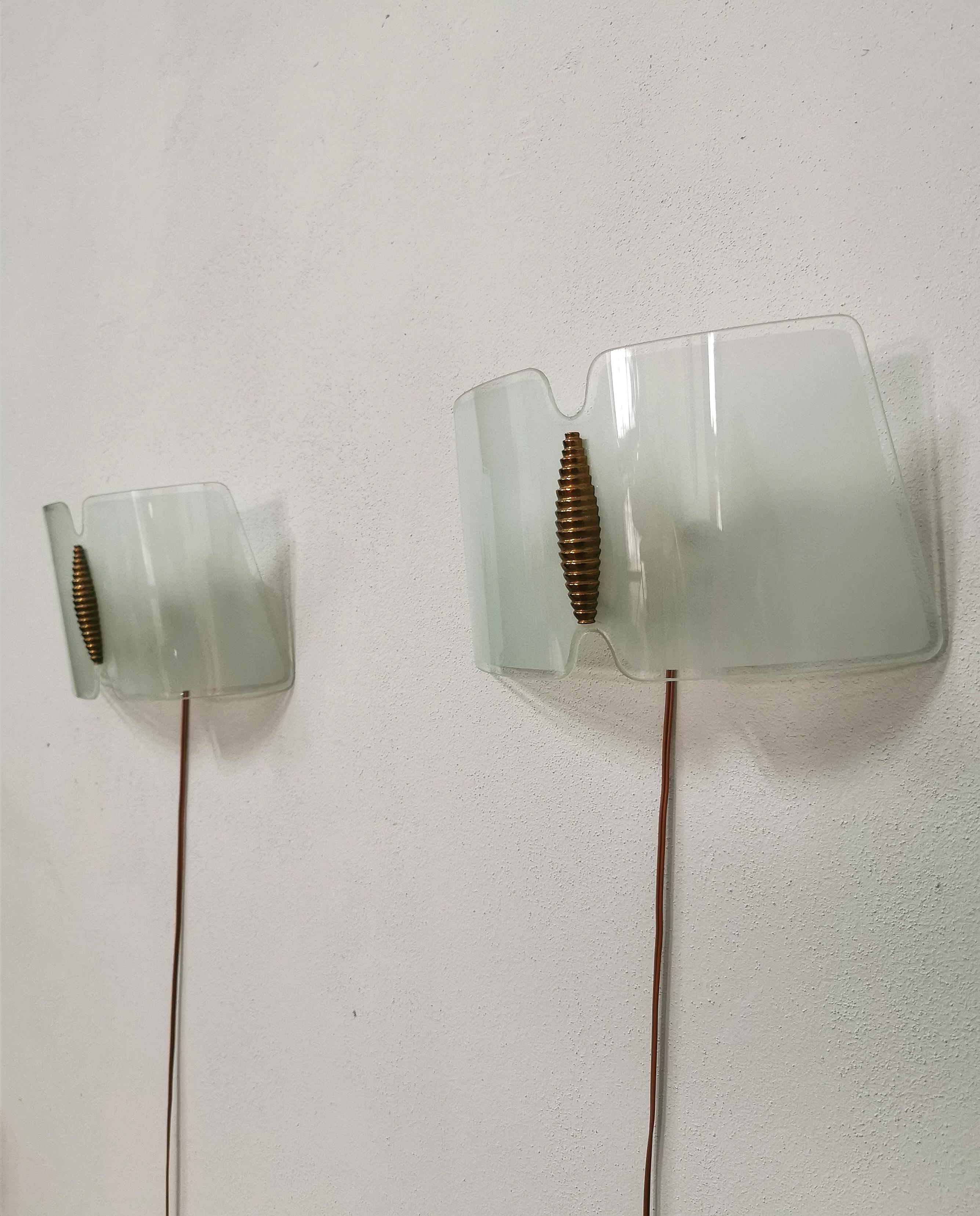 Mid Century Wall Lamps Glass Brass Italian Design 1950s Set of 2 In Good Condition In Palermo, IT