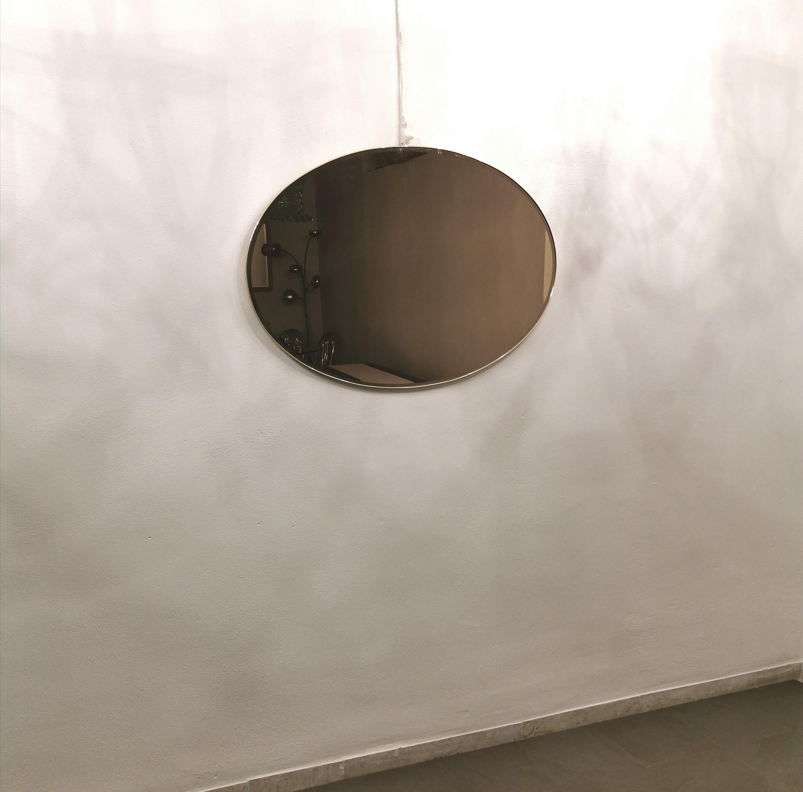 20ième siècle Miroir mural ovale laiton doré design italien du milieu du siècle 1970