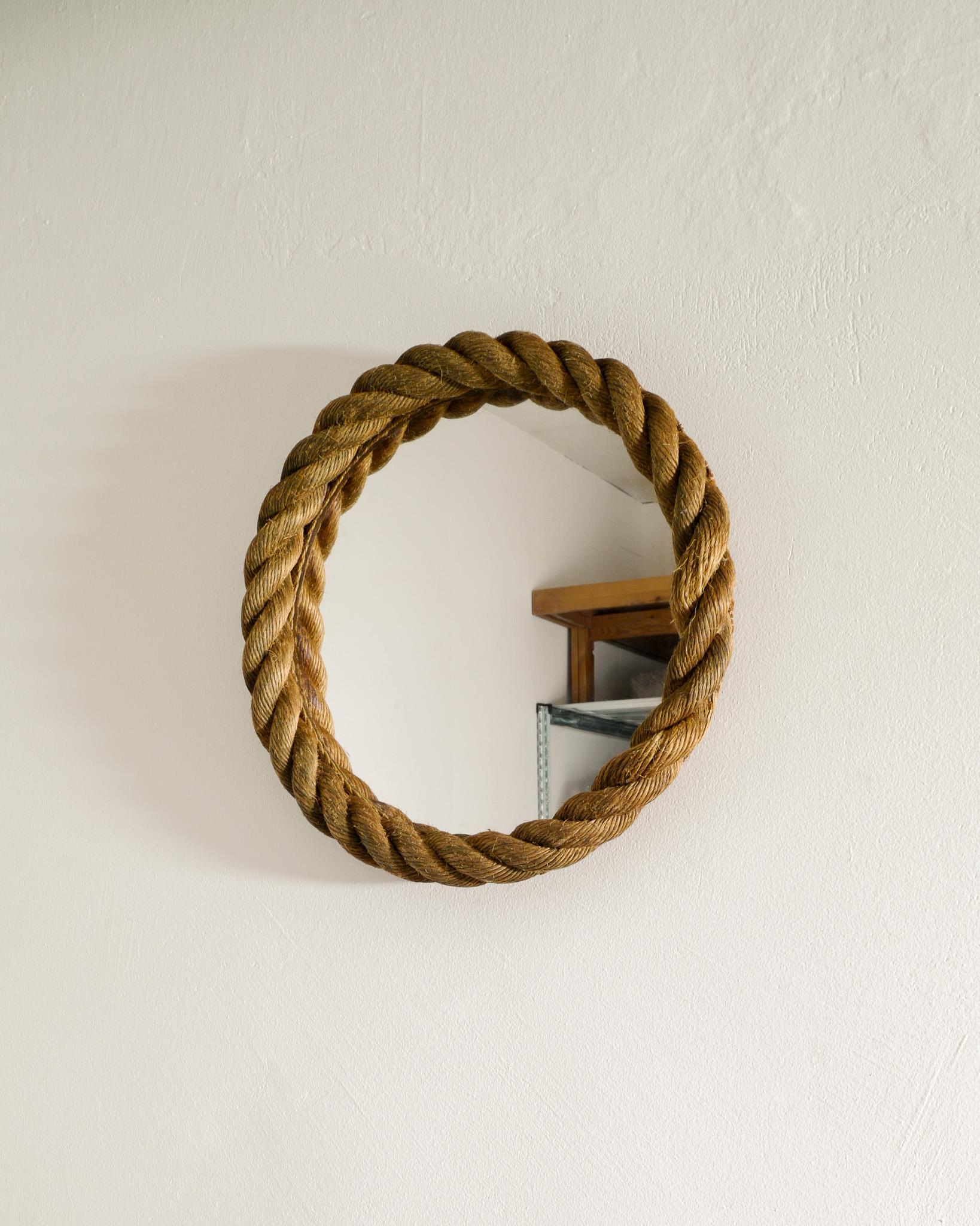 Seltener und ikonischer runder Seilspiegel von Adrien Audoux & Frida Minet, hergestellt in Frankreich in den 1960er Jahren. In gutem Zustand mit schöner Patina von Alter und Gebrauch. 

Abmessungen: Durchmesser: 45 cm / 17.7