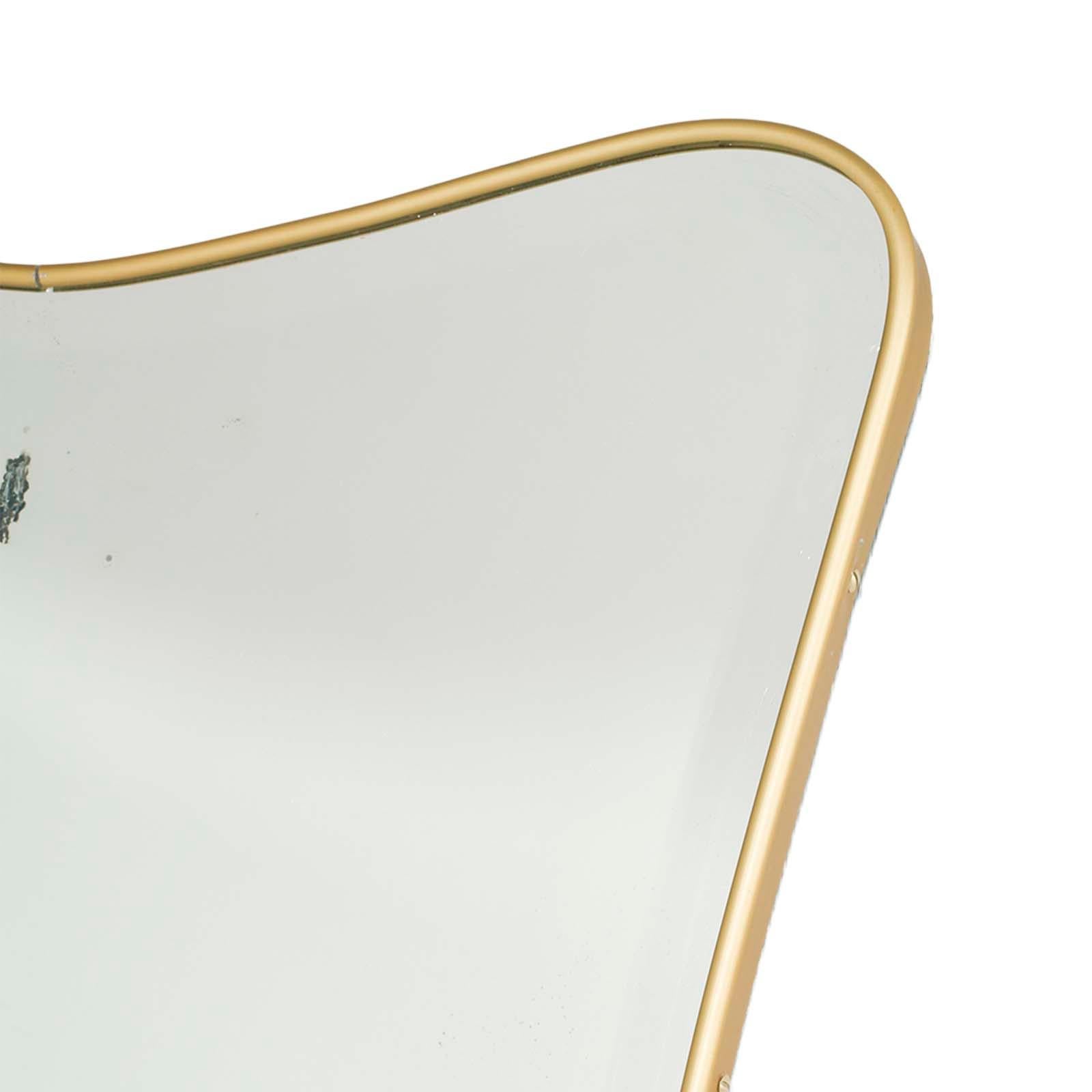 Miroir classique attribué par Gio Ponti, produit par Fontana Arte à partir des années 1940, avec miroir biseauté et cadre en métal doré.

Le miroir présente une imperfection dans l'argenture produite par le crochet d'attache arrière ; mais cela ne