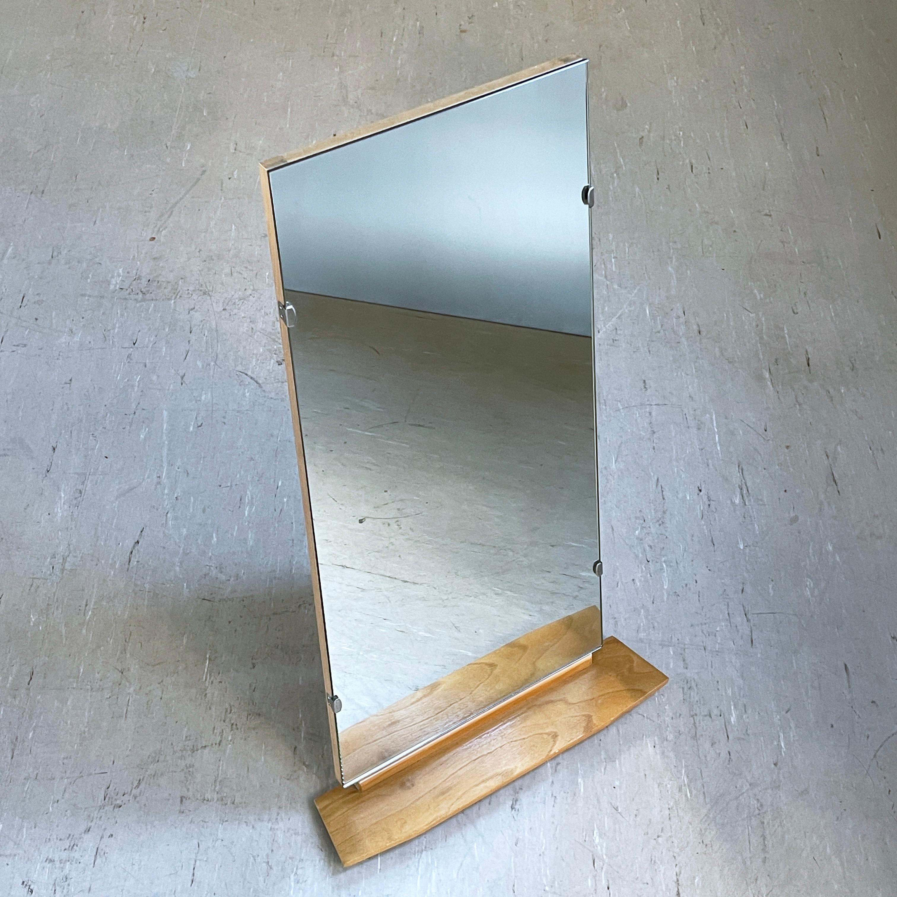 Fin des années 1950, début des années 1960 Miroir mural. Miroir sans cadre avec étagère basse en bois. Deux supports de fixation murale et cachet de couleur bleu foncé à l'arrière : 3754
Dimensions : Hauteur : 94cm Largeur : 52cm
MATERIAL : Bois,