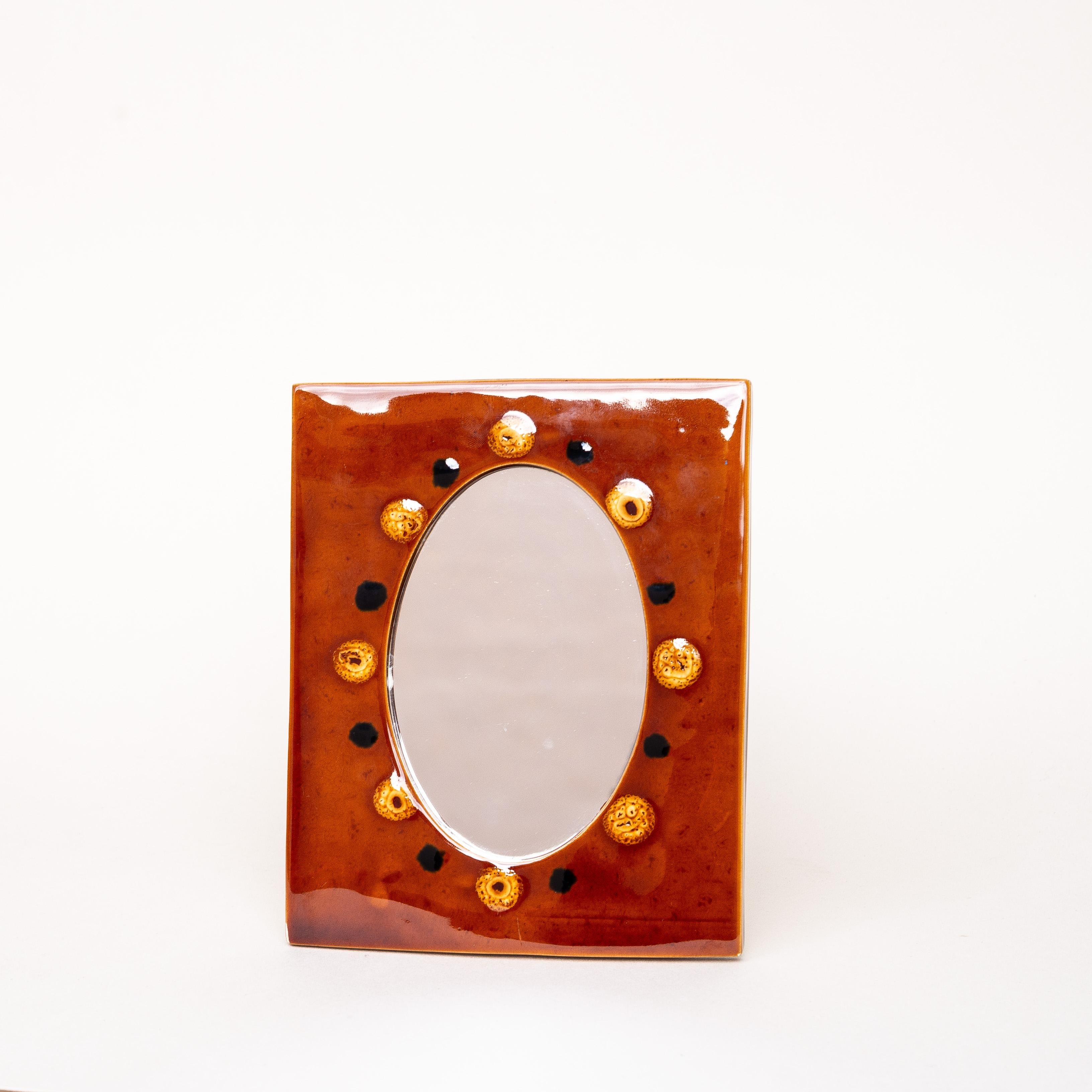 Miroir mural du milieu du siècle en céramique émaillée - émail orange et jaune - années 1970

Elegant miroir mural en céramique. Travail artisanal français.

Signé 