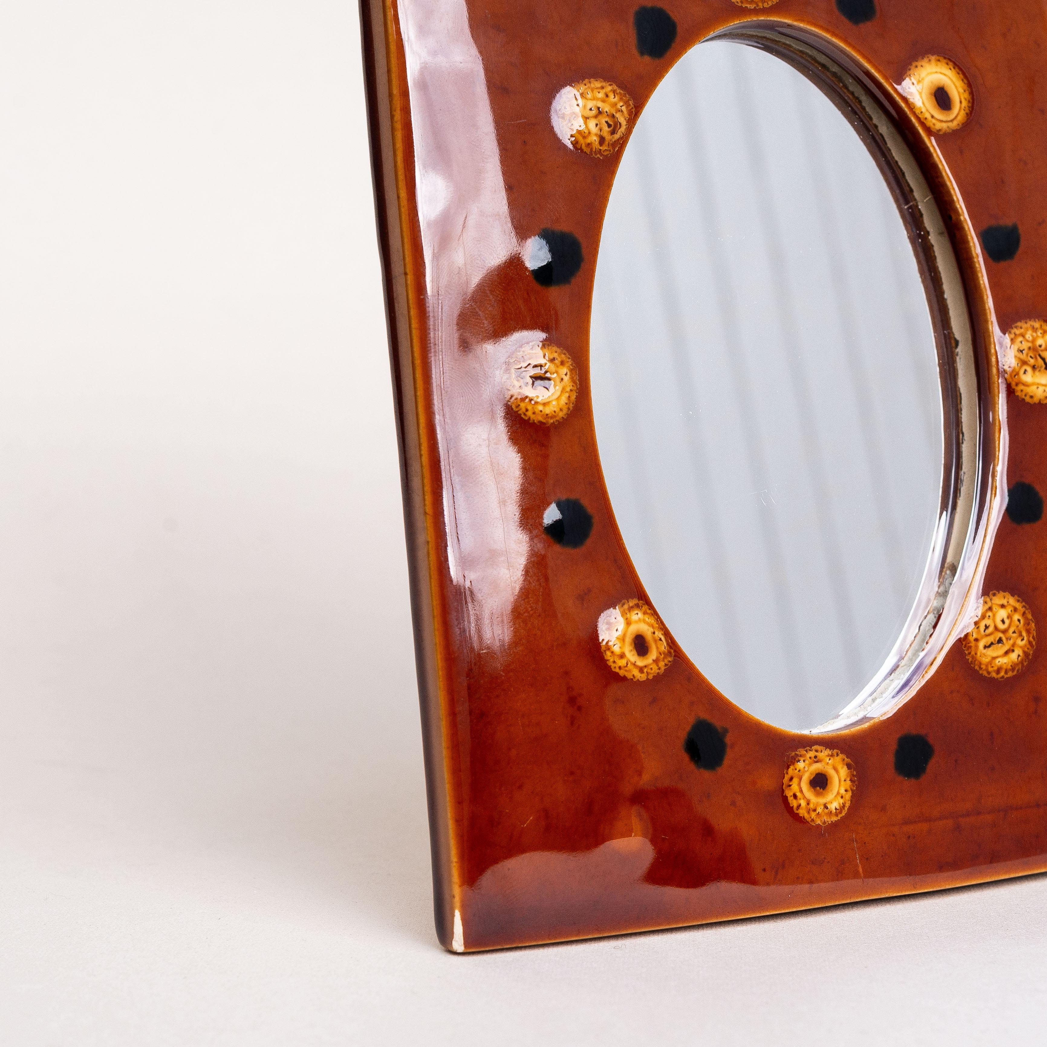 Mid-Century Modern Miroir mural du milieu du siècle en céramique émaillée - émail orange et jaune - années 1960 en vente