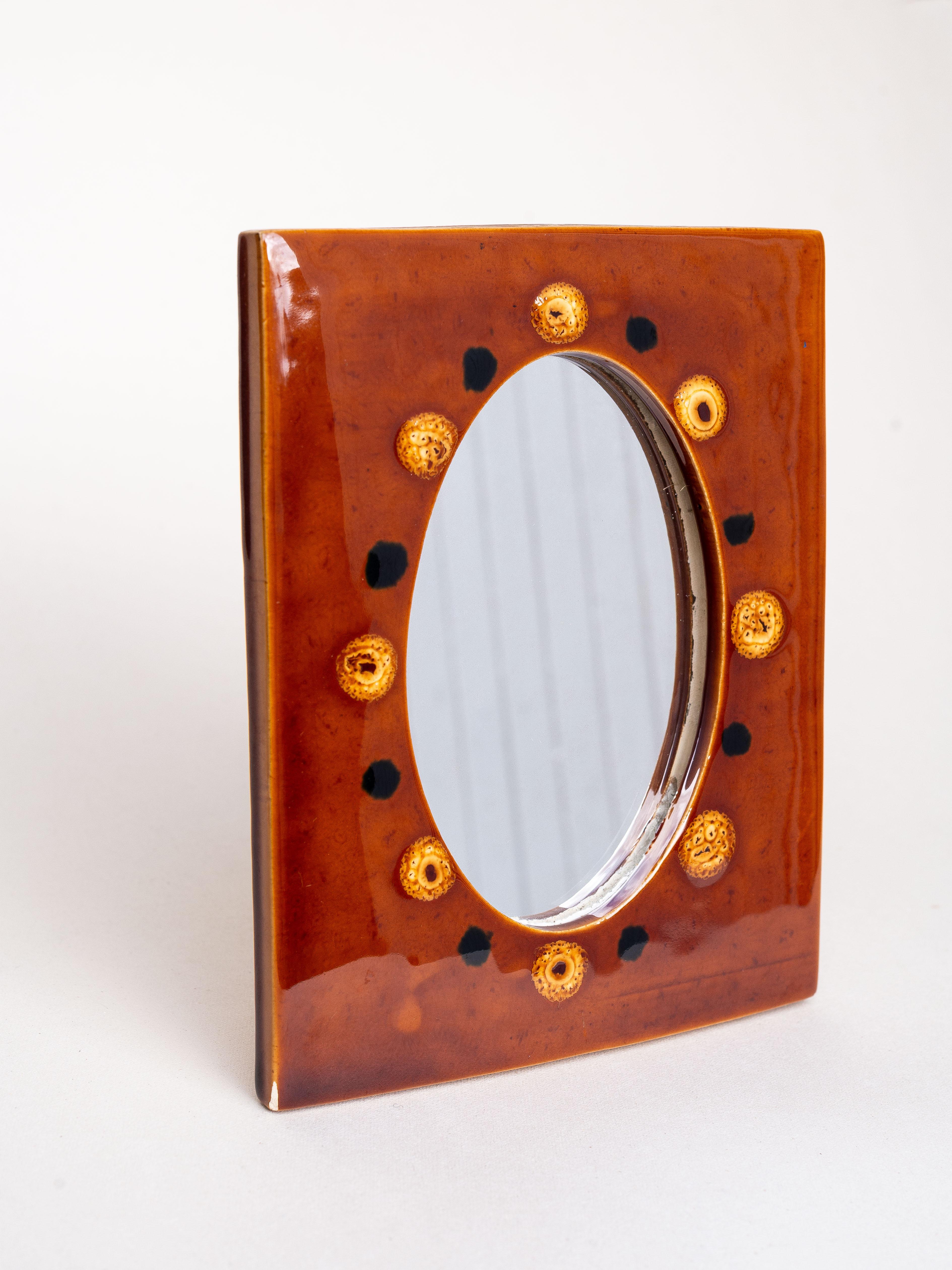 Français Miroir mural du milieu du siècle en céramique émaillée - émail orange et jaune - années 1960 en vente