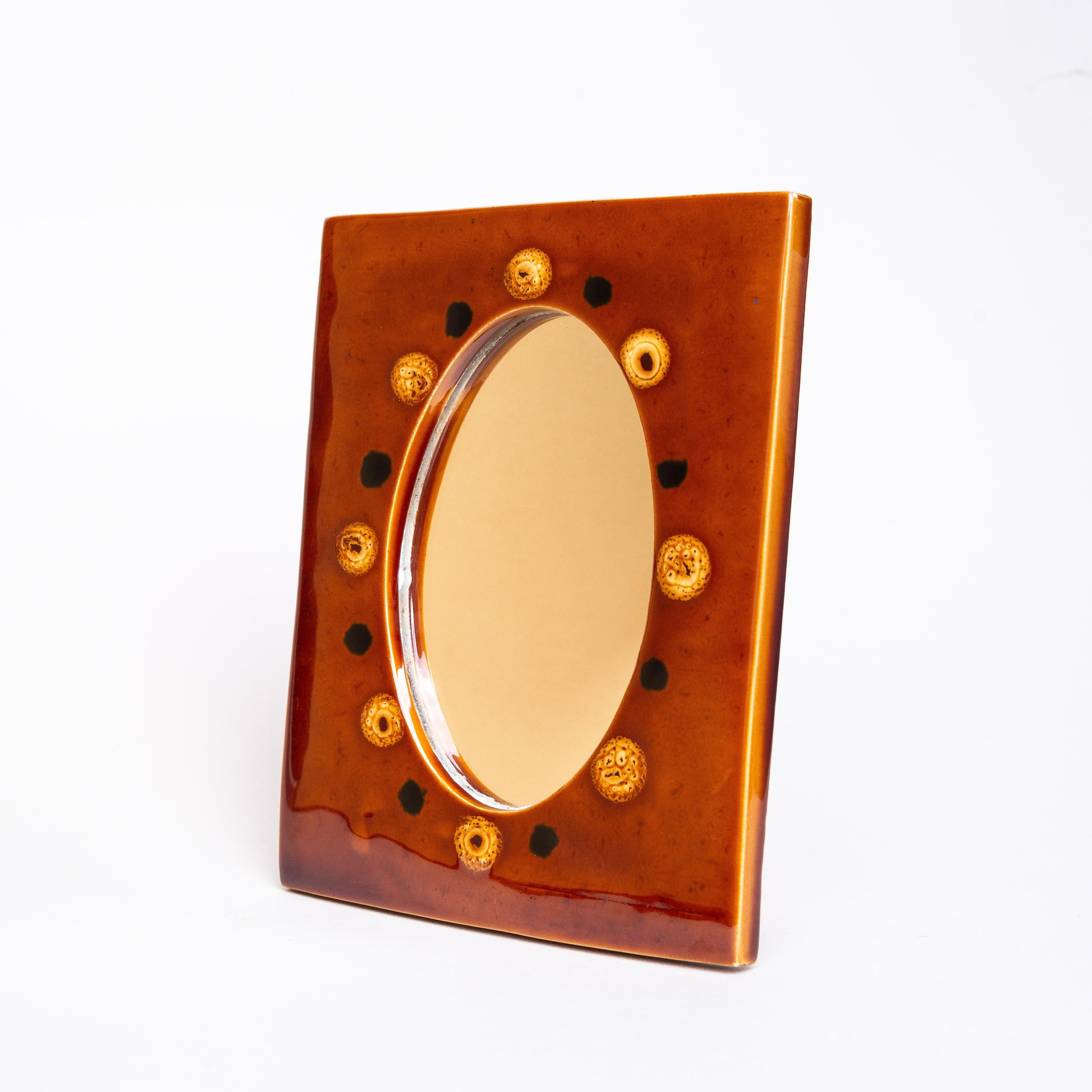 Émaillé Miroir mural du milieu du siècle en céramique émaillée - émail orange et jaune - années 1960 en vente