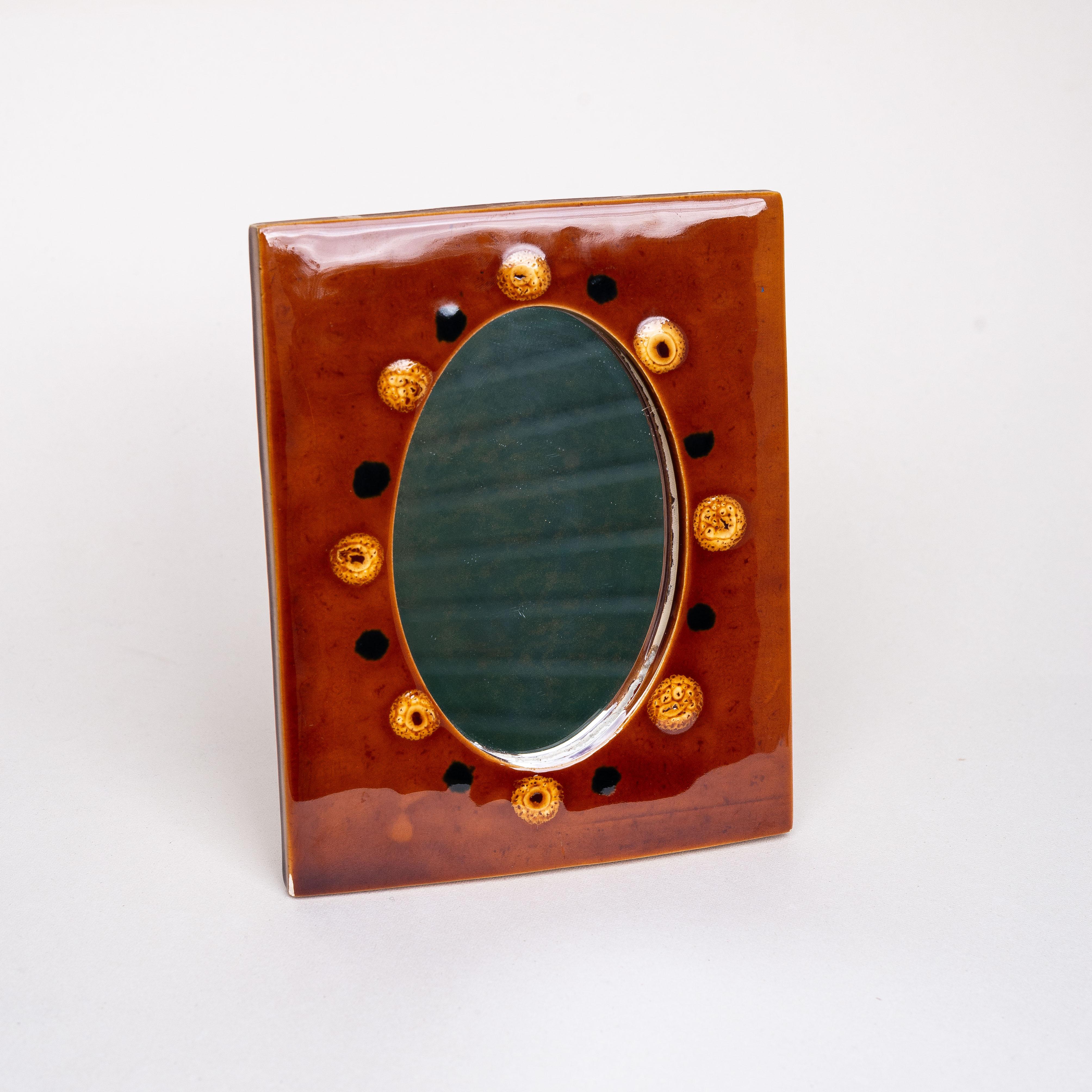 Céramique Miroir mural du milieu du siècle en céramique émaillée - émail orange et jaune - années 1960 en vente