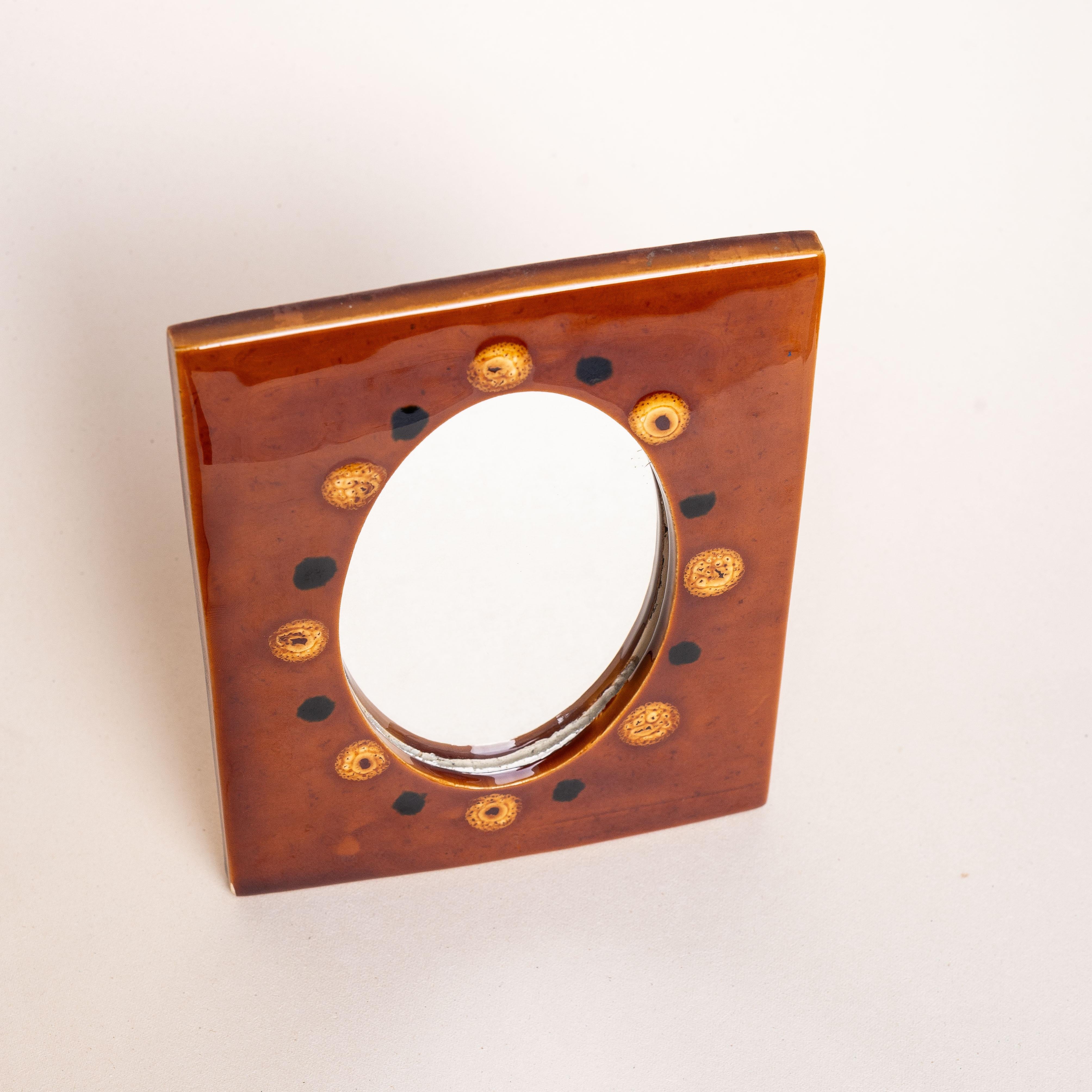 Miroir mural du milieu du siècle en céramique émaillée - émail orange et jaune - années 1960 en vente 1