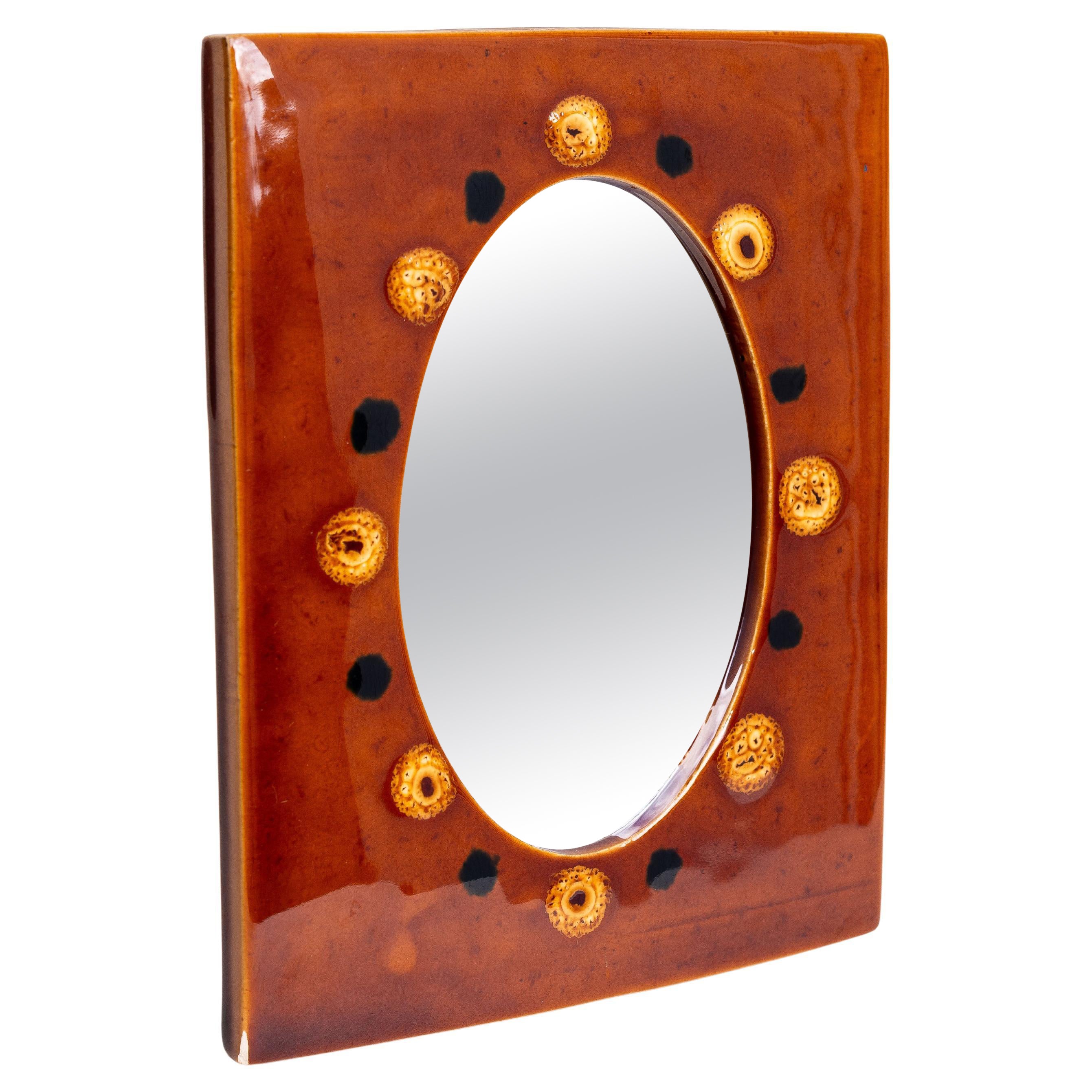 Miroir mural du milieu du siècle en céramique émaillée - émail orange et jaune - années 1960 en vente