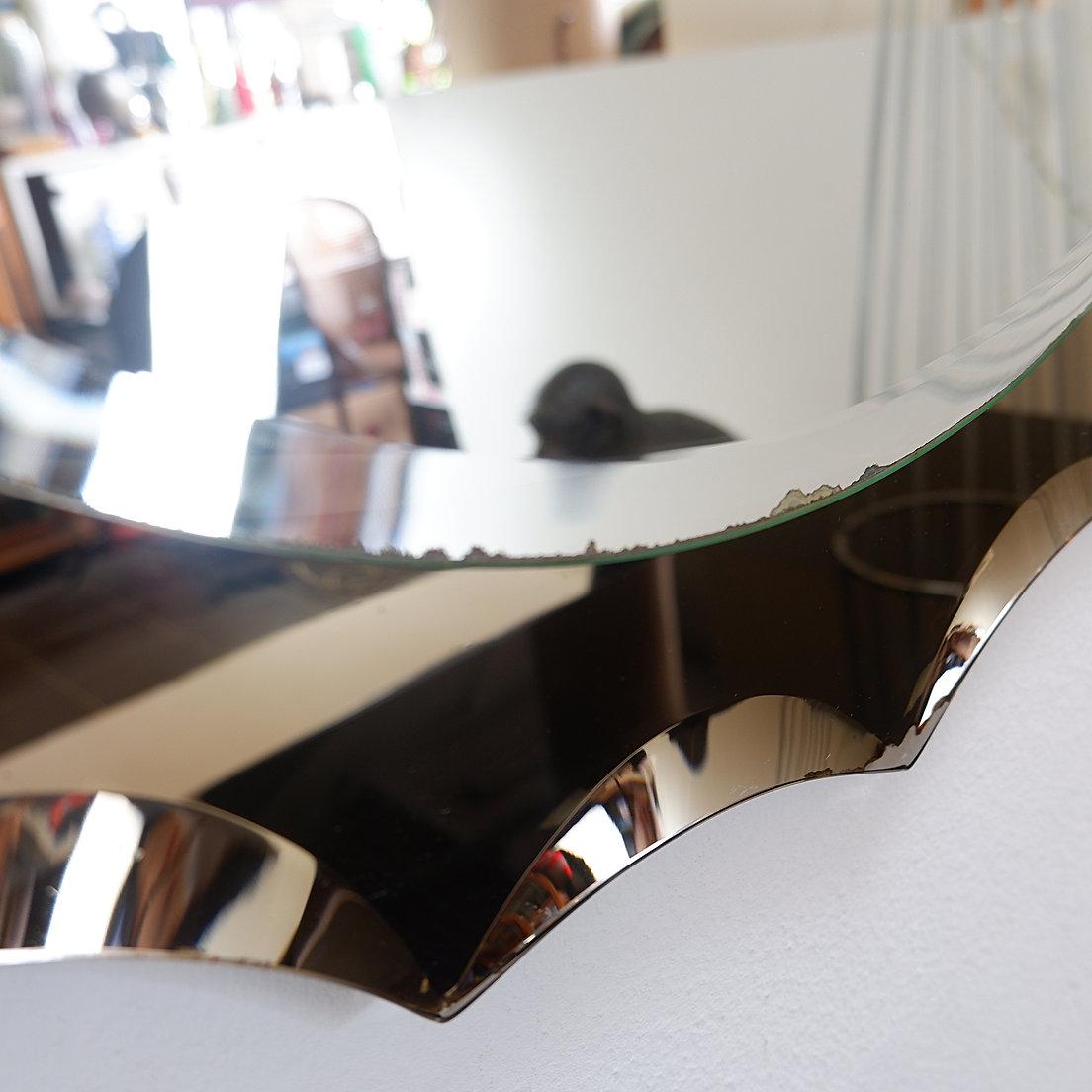 Miroir mural du milieu du siècle dans le style de Cristal Arte, années 1960
Miroir soleil - Décoration murale - Mid-Century italien
Mesures : Ø 69cm x 2 cm 
Usure conforme à l'âge et à l'utilisation.